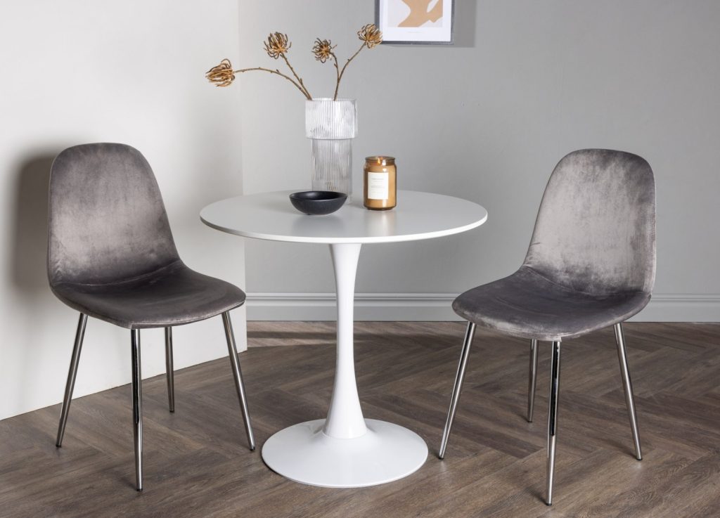 Ensemble table à manger ronde Hamden avec 2 chaises Eva dans une salle à manger