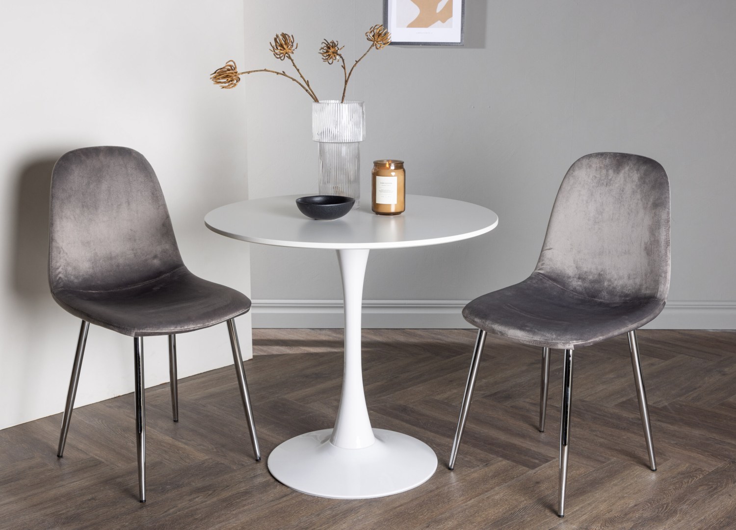 Ensemble table à manger ronde Hamden avec 2 chaises Eva dans une salle à manger