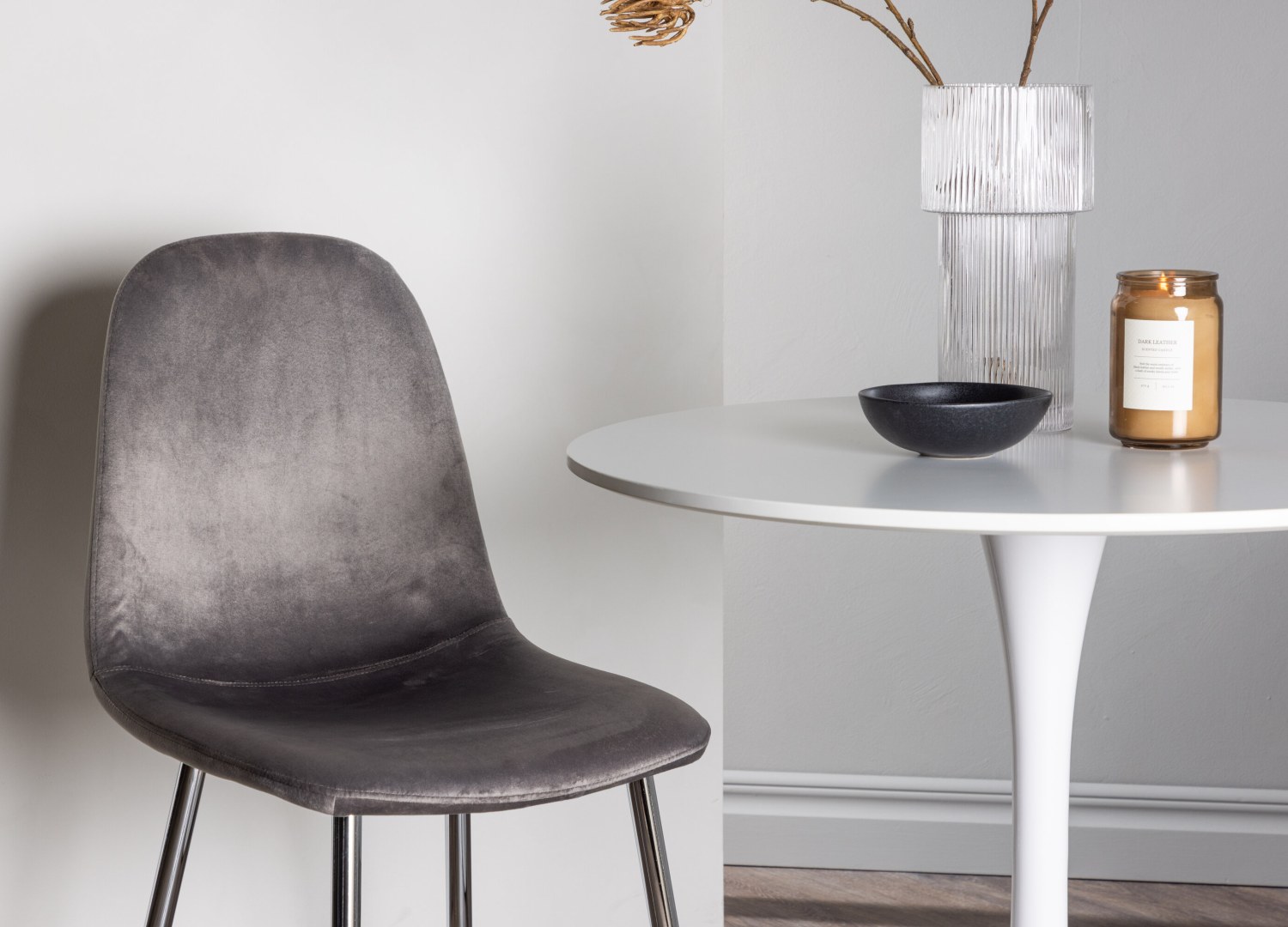 Table ronde Hamden et 2 chaises Eva présentées dans un intérieur contemporain