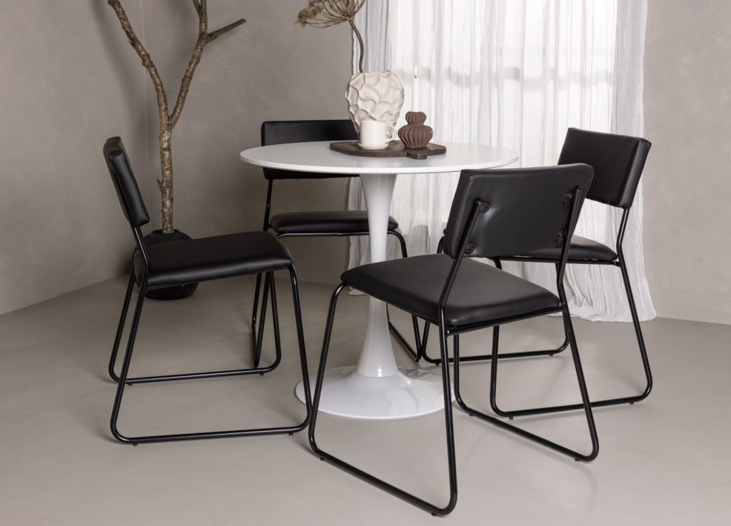 Ensemble table à manger ronde Hamden avec 4 chaises Kenth dans une salle à manger