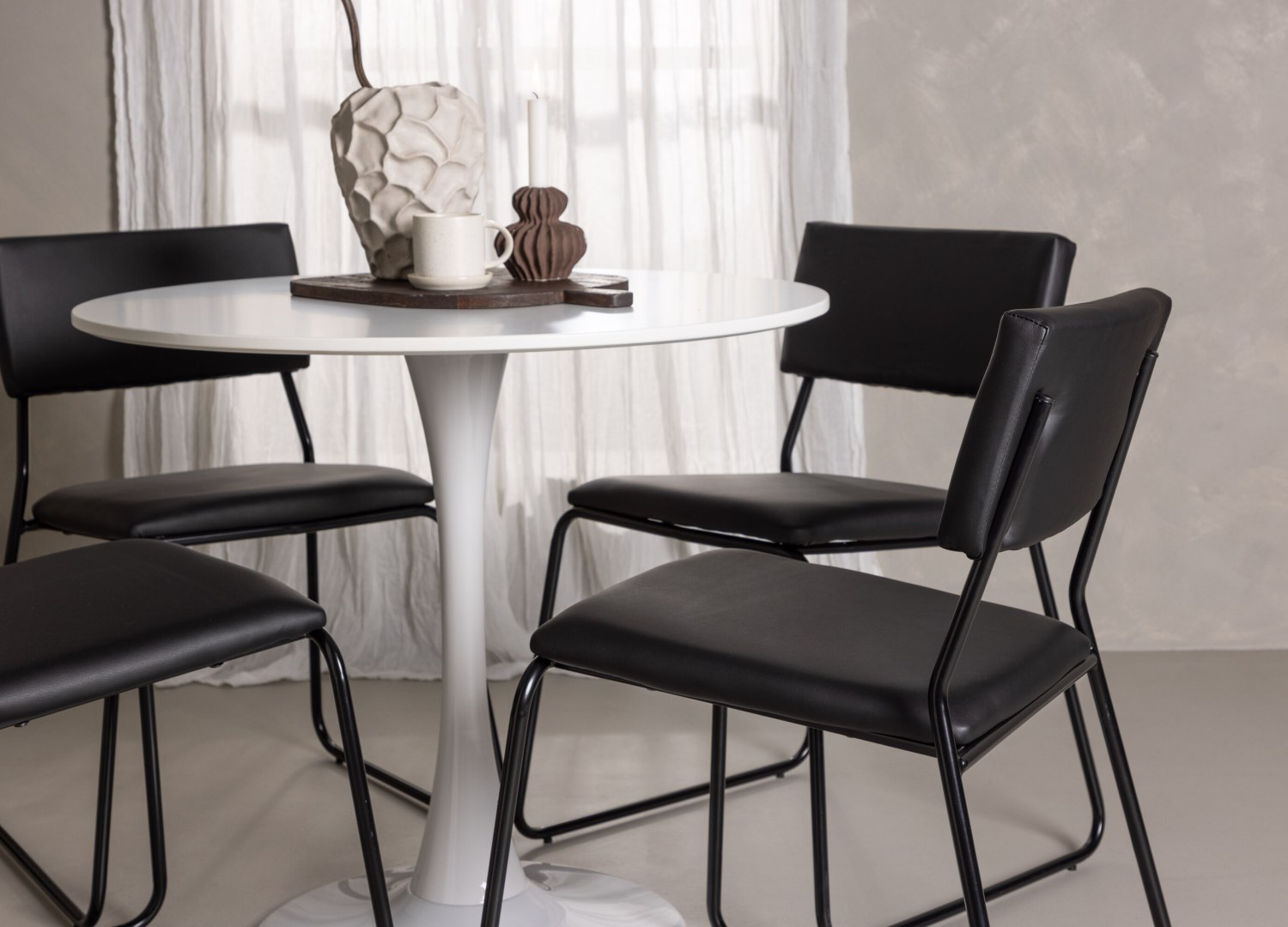 Table ronde Hamden et 4 chaises Kenth présentées dans un intérieur contemporain