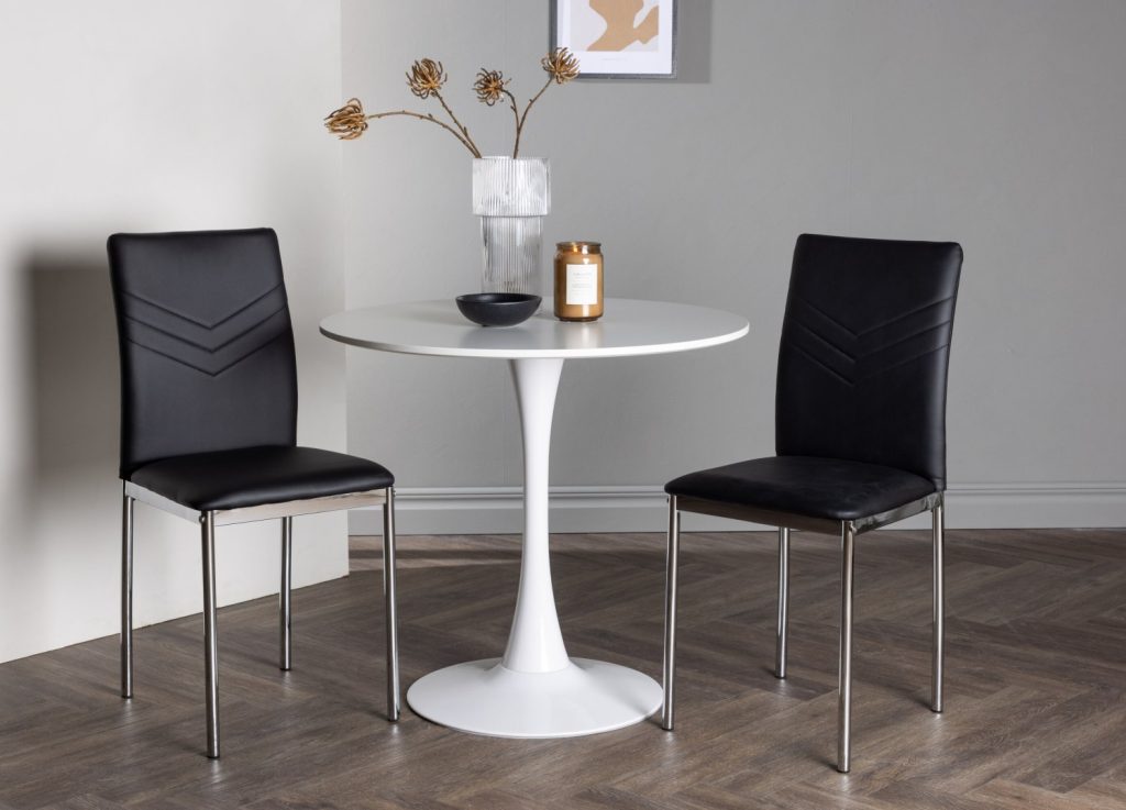 Ensemble table à manger ronde Hamden avec 2 chaises Lily dans une salle à manger