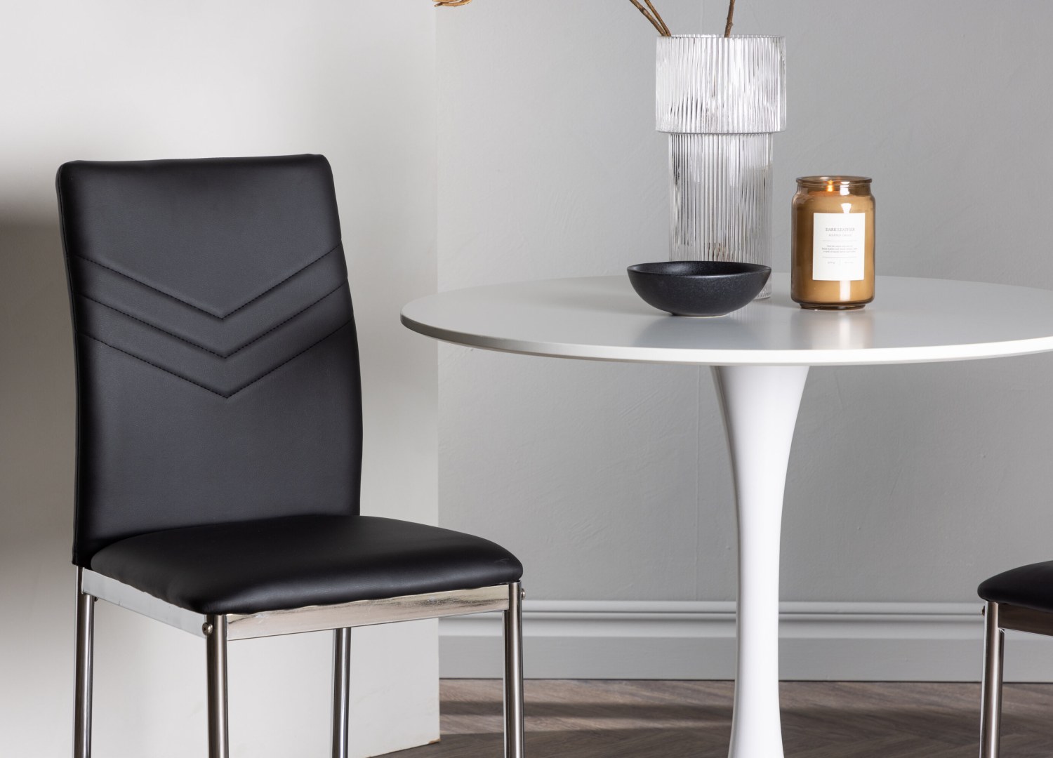 Table ronde Hamden et 2 chaises Lily présentées dans un intérieur contemporain