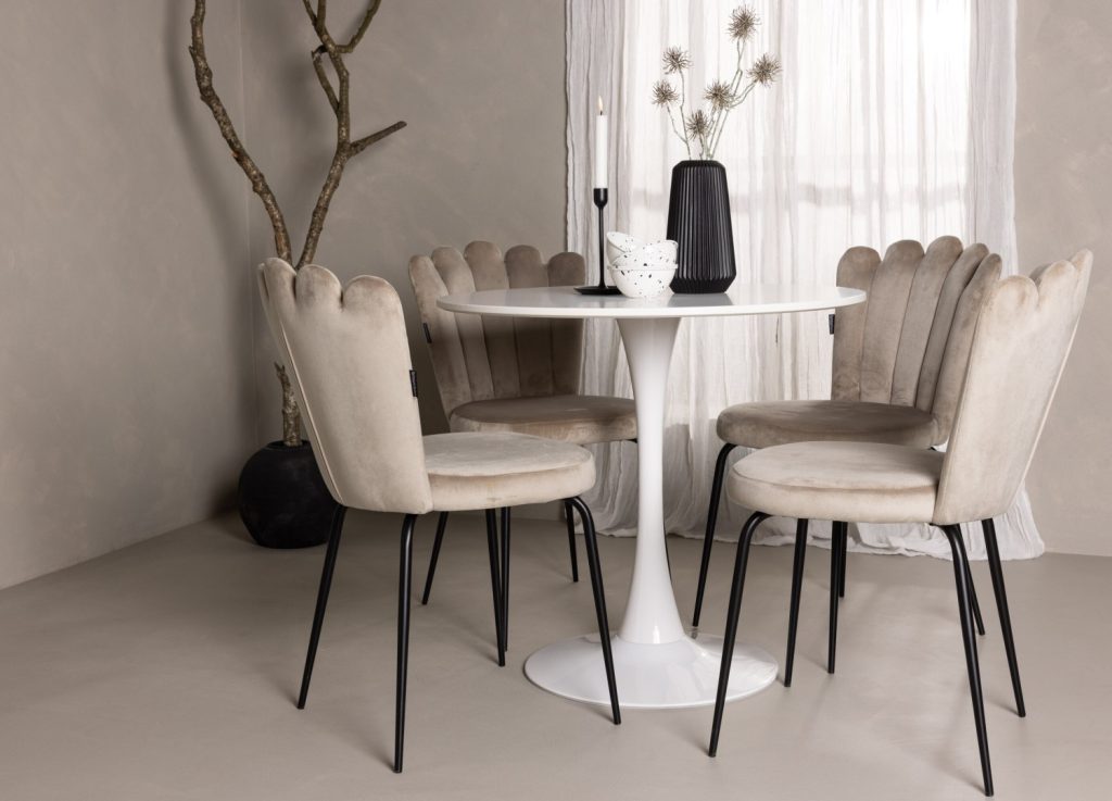 Ensemble table à manger ronde Hamden avec 4 chaises Limhamn dans une salle à manger