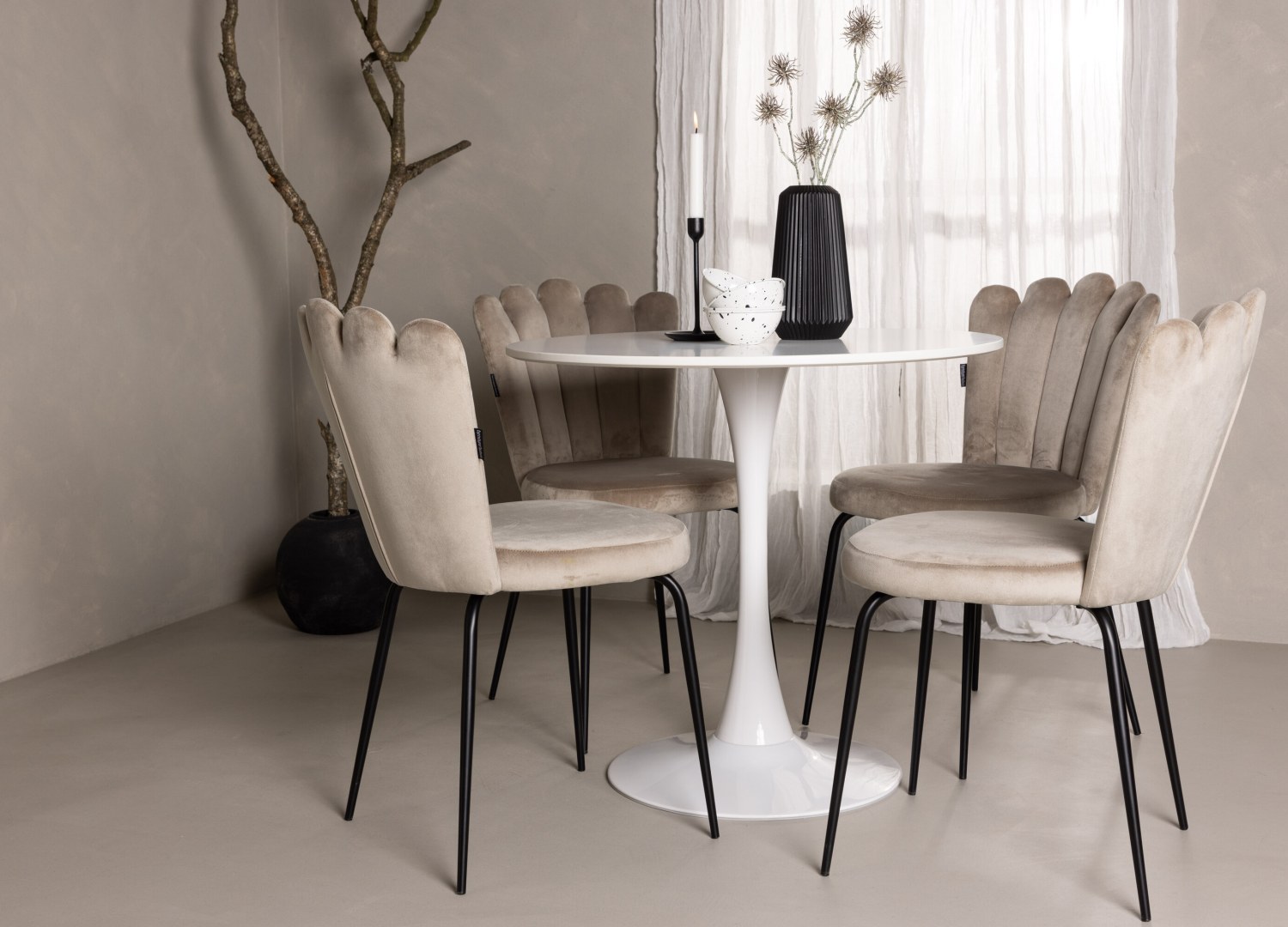 Ensemble table à manger ronde Hamden avec 4 chaises Limhamn dans une salle à manger