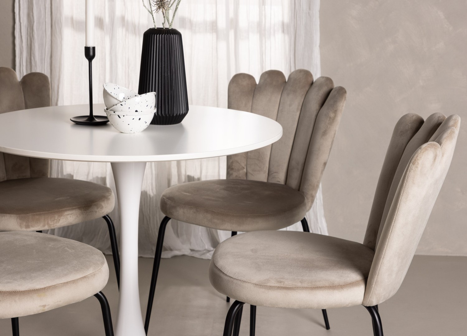 Table ronde Hamden et 4 chaises Limhamn présentées dans un intérieur contemporain
