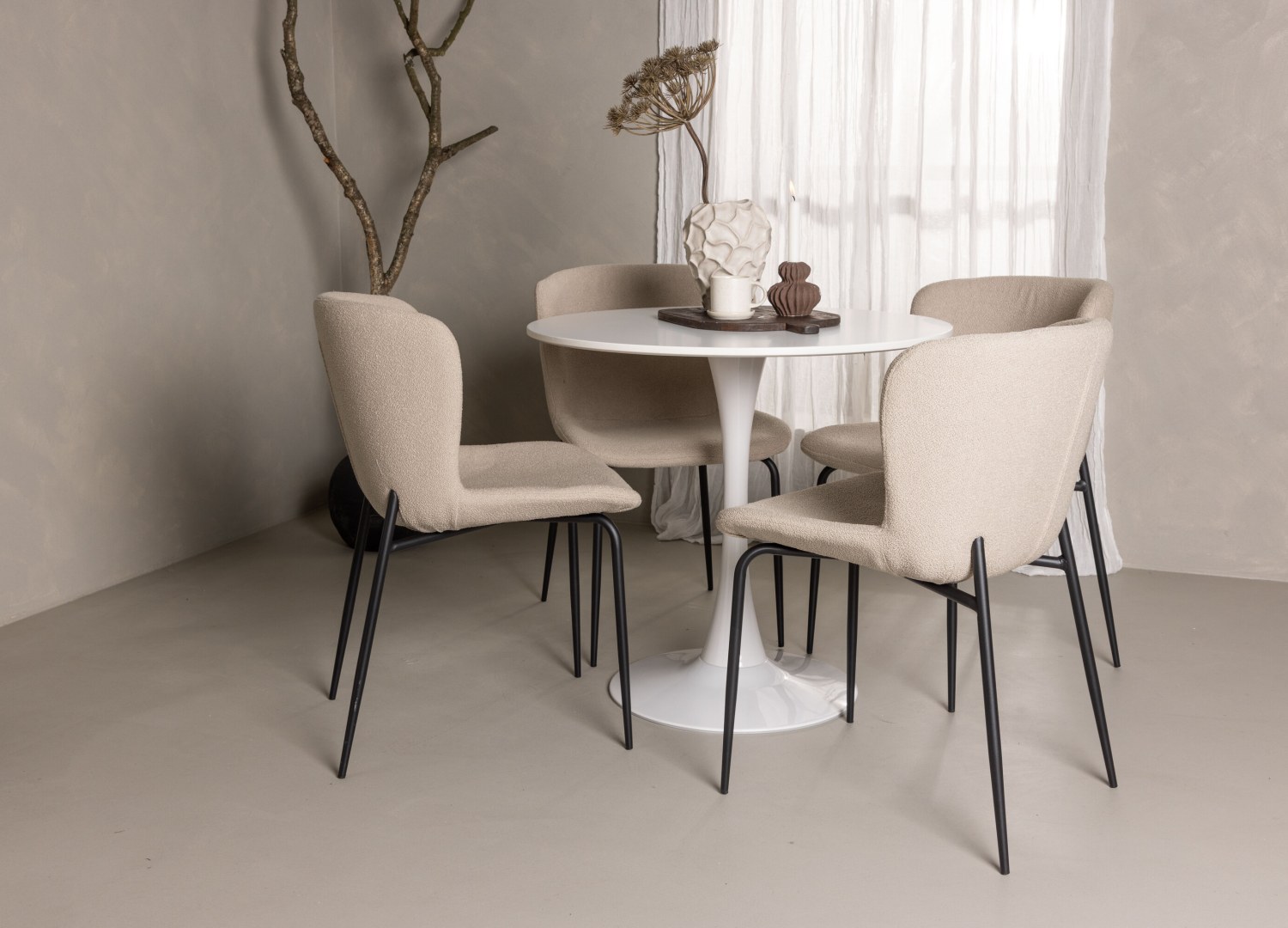 Ensemble table à manger ronde Hamden avec 4 chaises Modesto dans une salle à manger
