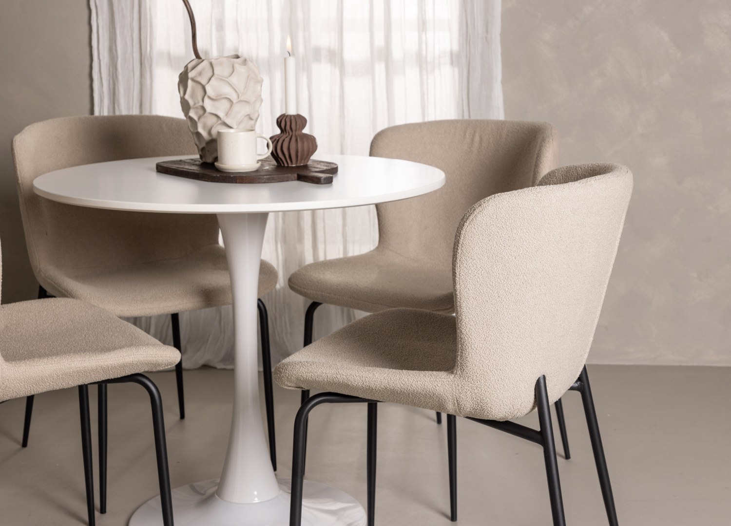 Table ronde Hamden et 4 chaises Modesto présentées dans un intérieur contemporain