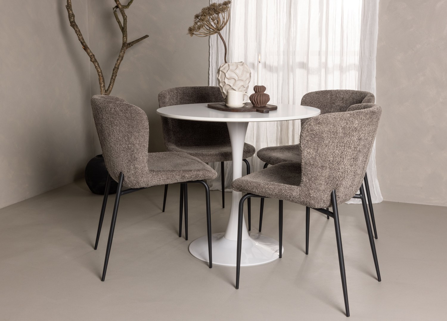 Ensemble table à manger ronde Hamden avec 4 chaises Modesto dans une salle à manger