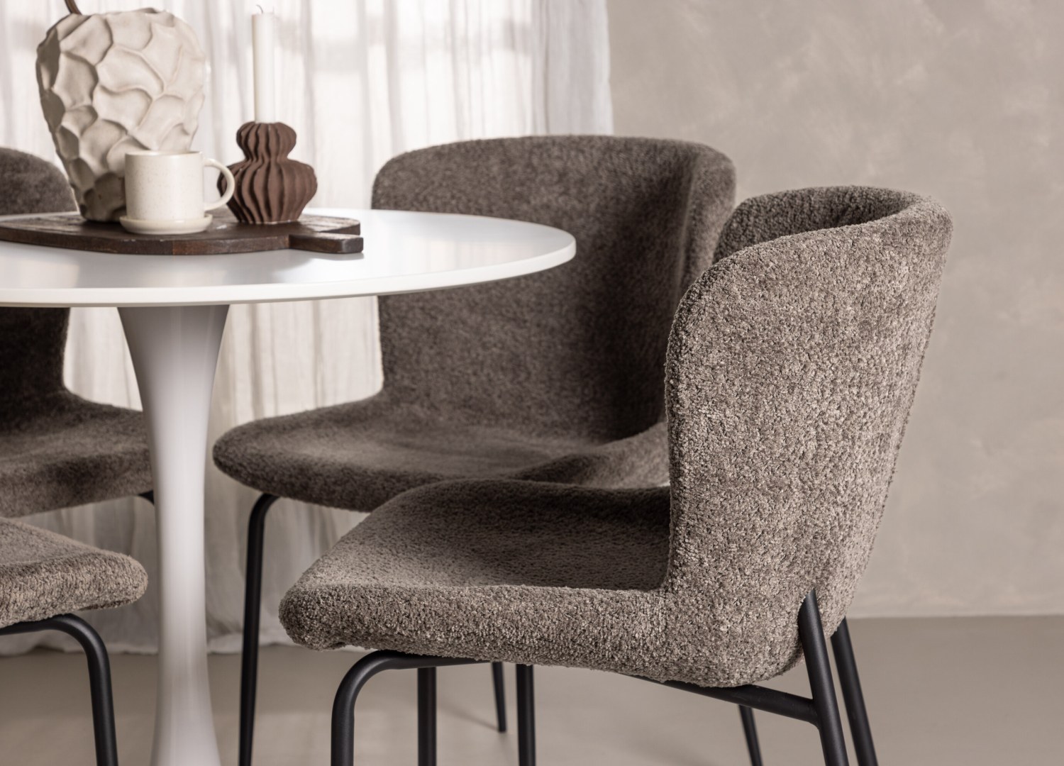 Table ronde Hamden et 4 chaises Modesto présentées dans un intérieur contemporain