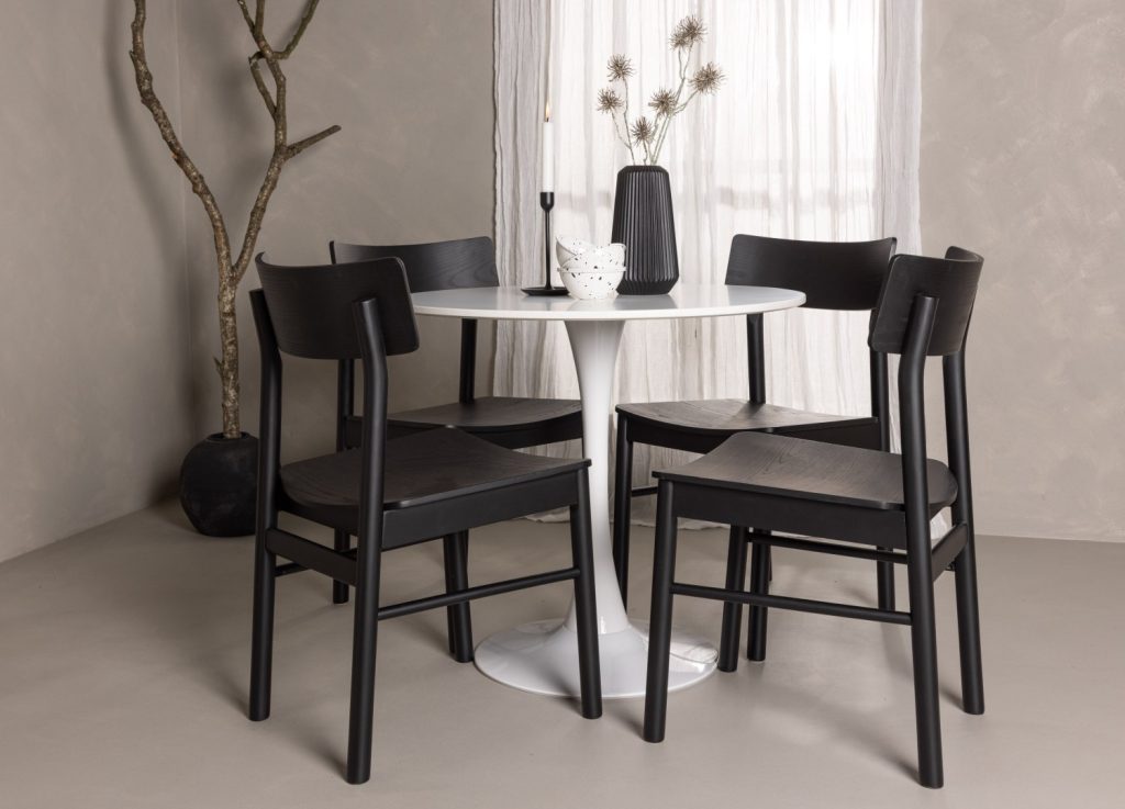 Ensemble table à manger ronde Hamden avec 4 chaises Montros dans une salle à manger