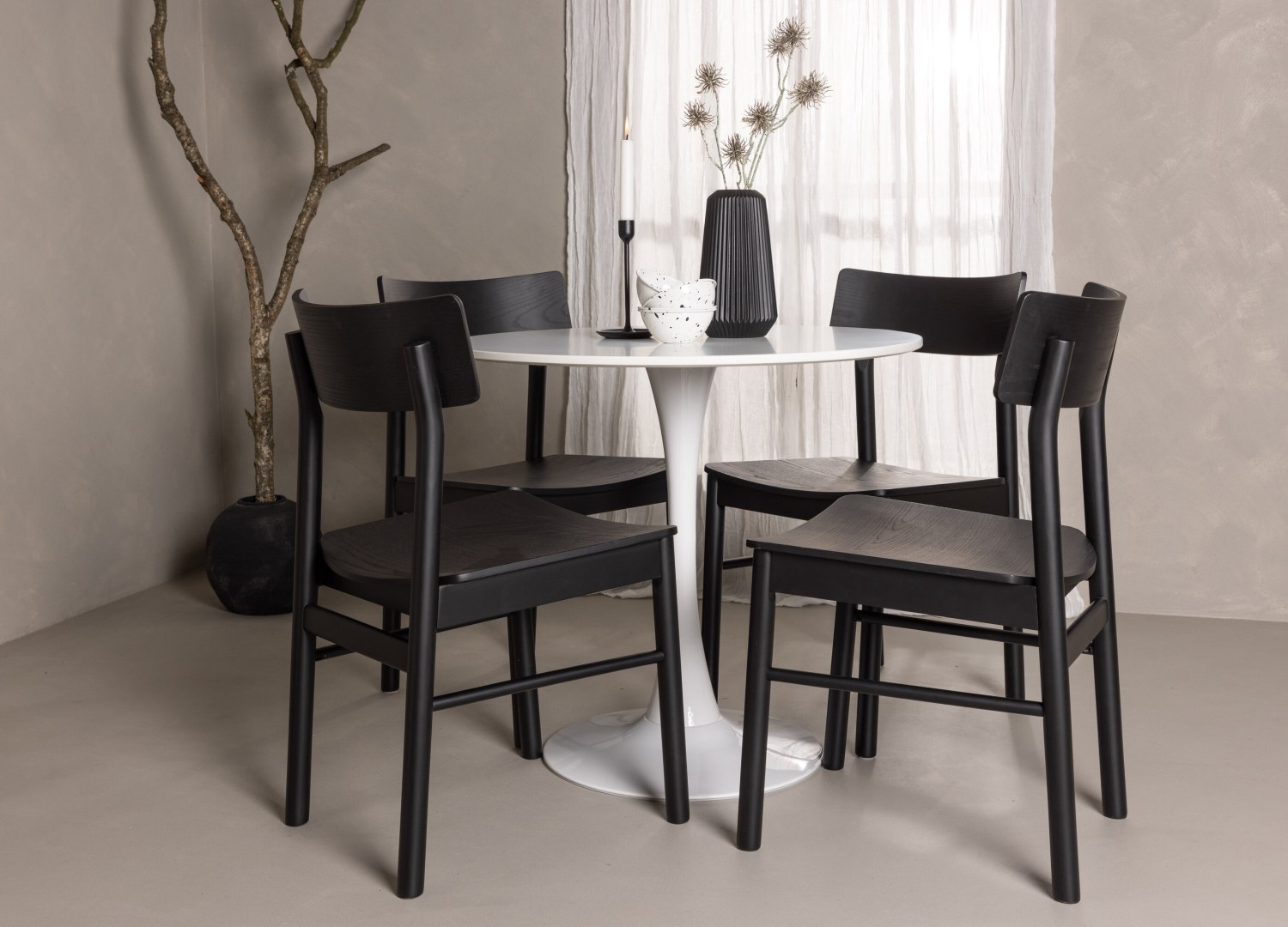 Ensemble table à manger ronde Hamden avec 4 chaises Montros dans une salle à manger