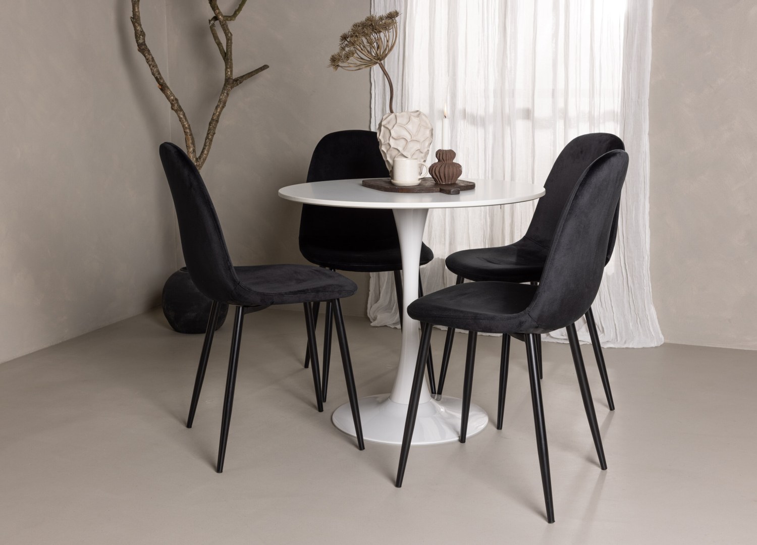 Ensemble table à manger ronde Hamden avec 4 chaises Polar dans une salle à manger