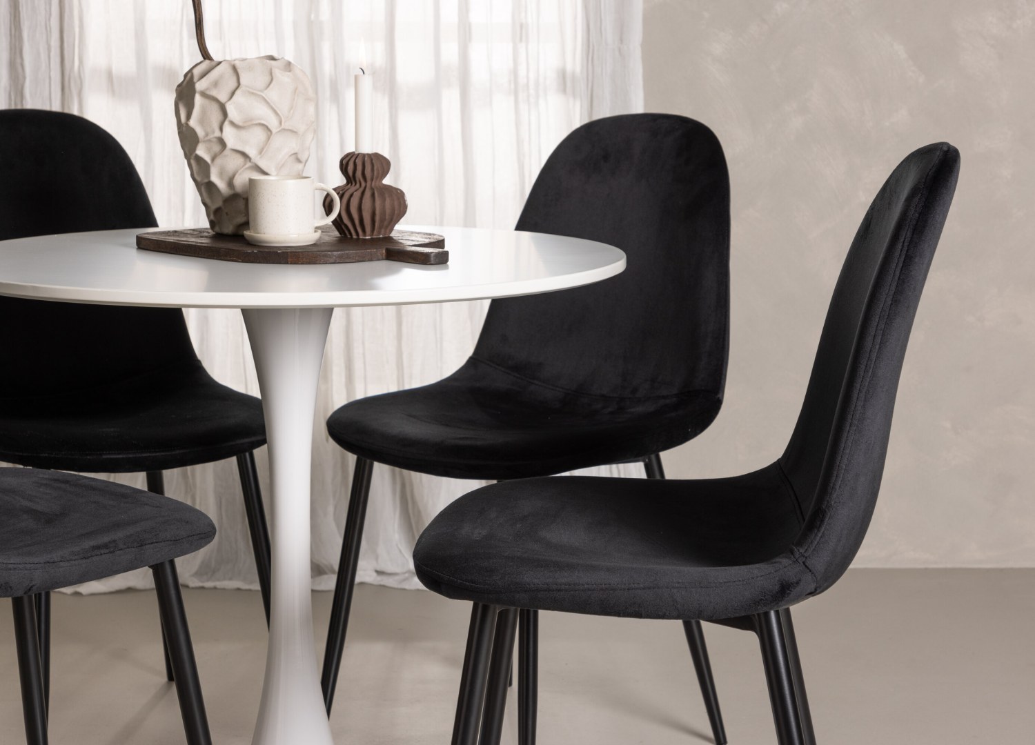 Table ronde Hamden et 4 chaises Polar présentées dans un intérieur contemporain