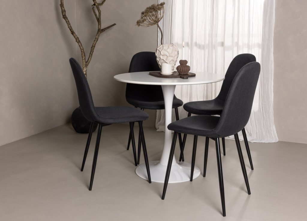 Ensemble table à manger ronde Hamden avec 4 chaises Polar dans une salle à manger