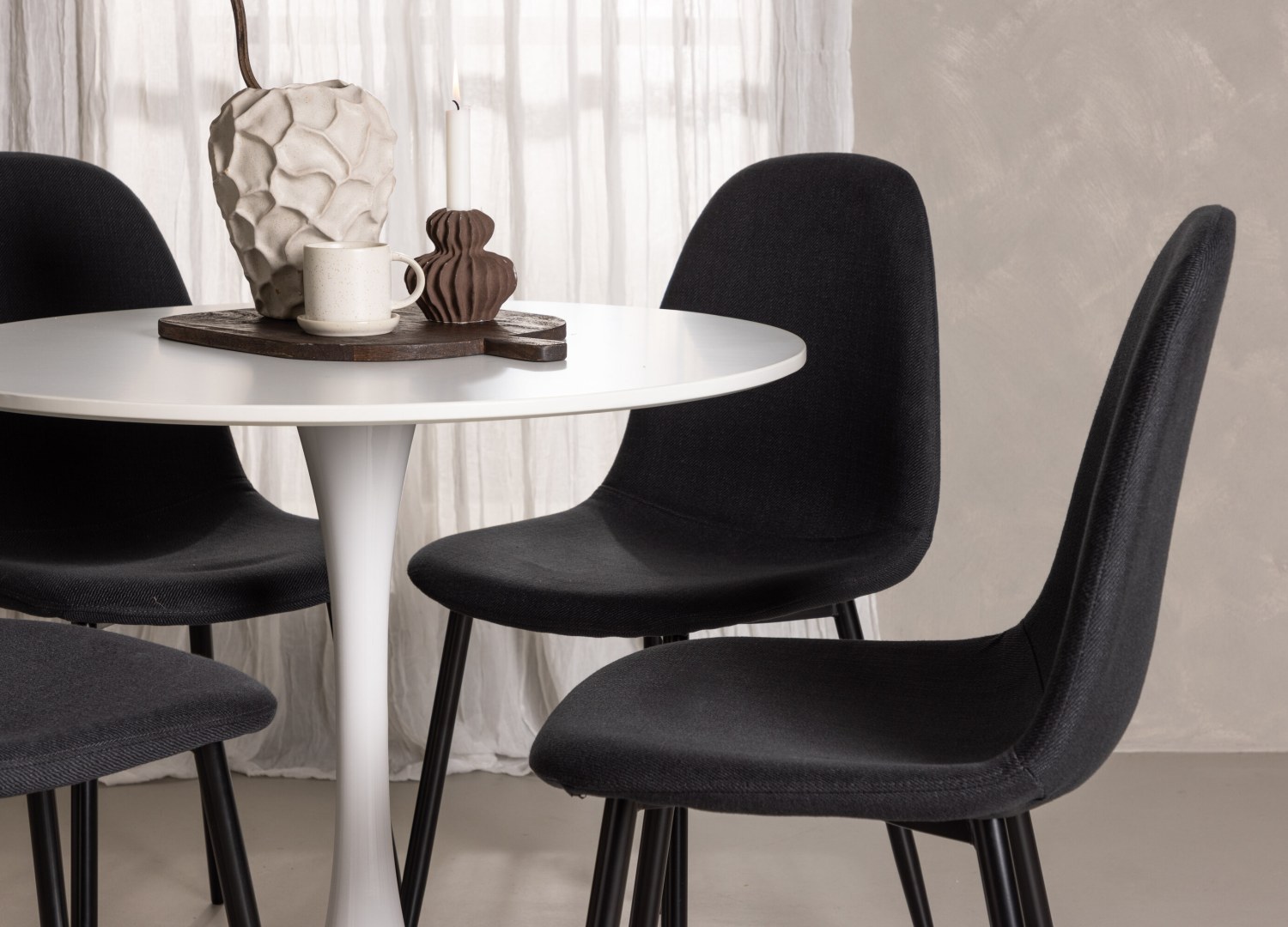 Table ronde Hamden et 4 chaises Polar présentées dans un intérieur contemporain