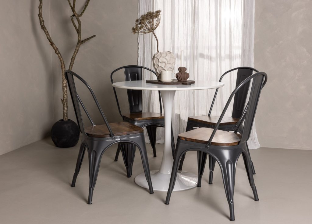 Ensemble table à manger ronde Hamden avec 4 chaises Tempe dans une salle à manger