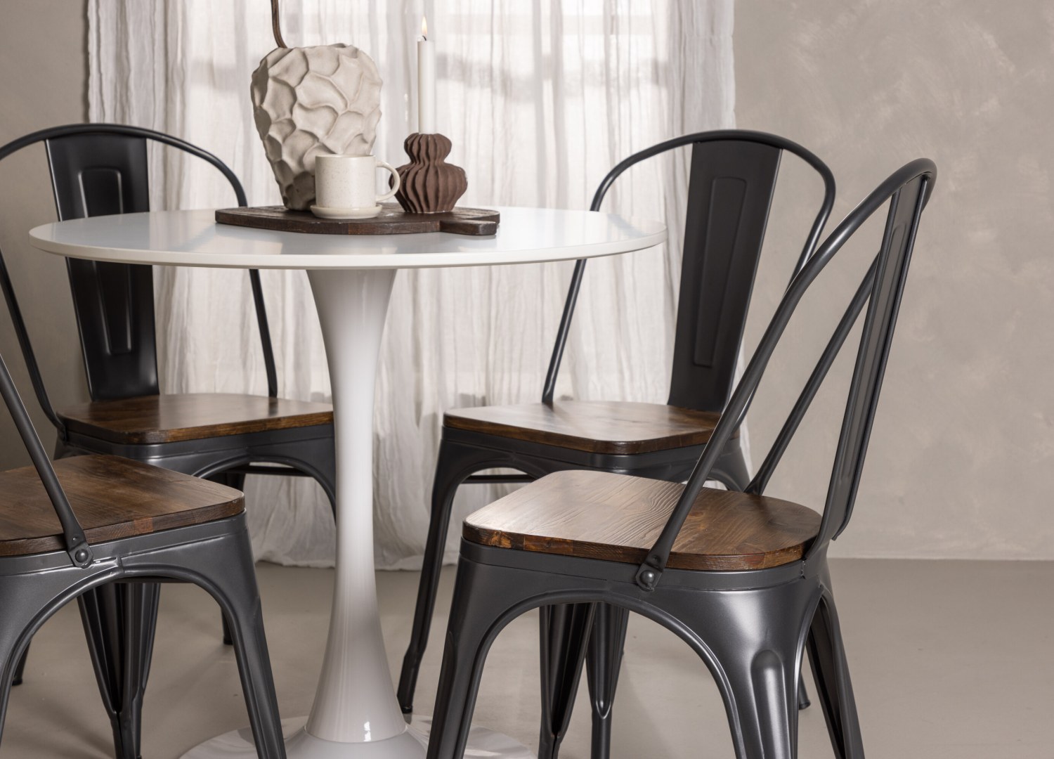 Table ronde Hamden et 4 chaises Tempe présentées dans un intérieur contemporain