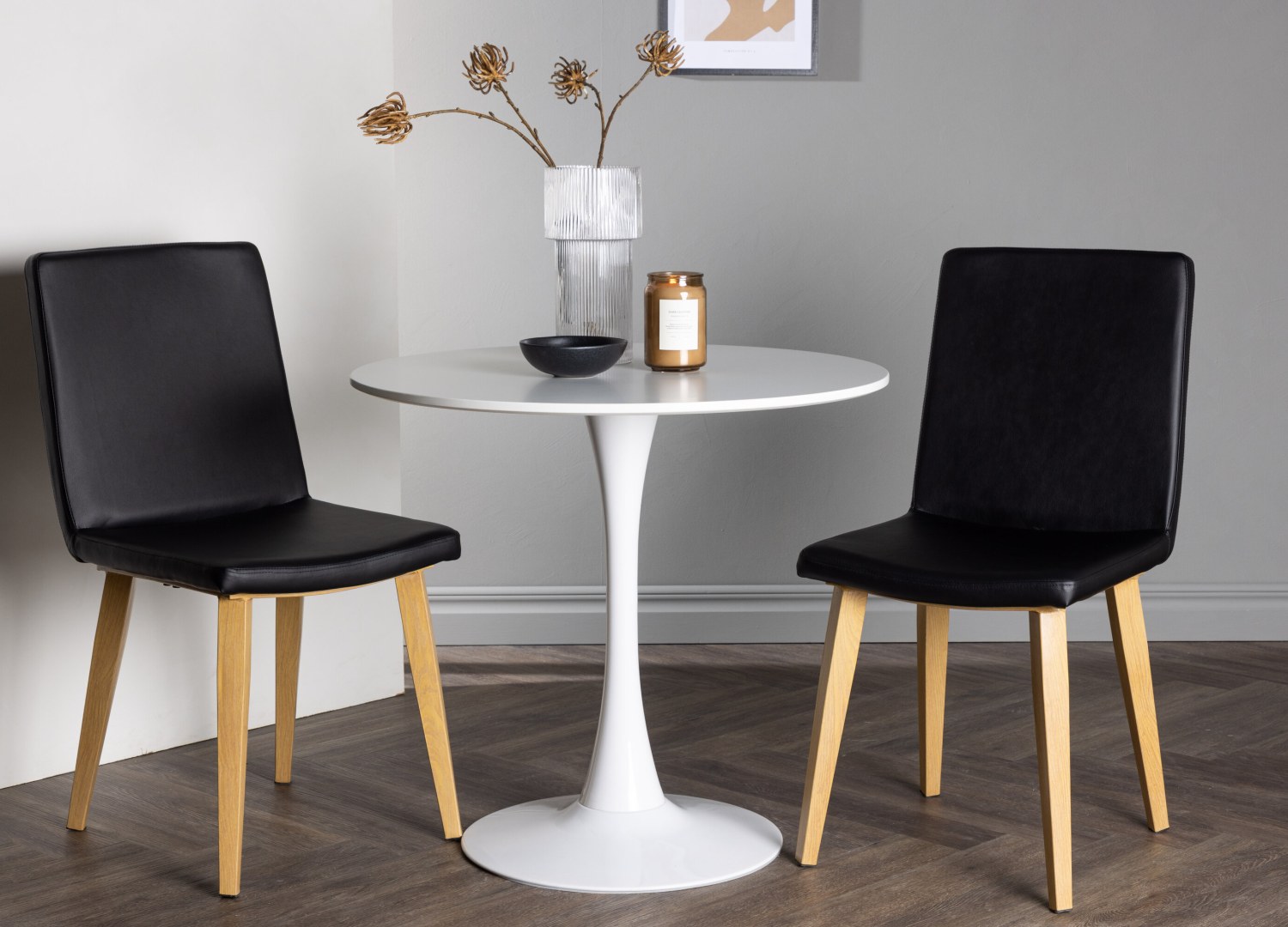 Ensemble table à manger ronde Hamden avec 2 chaises Today dans une salle à manger