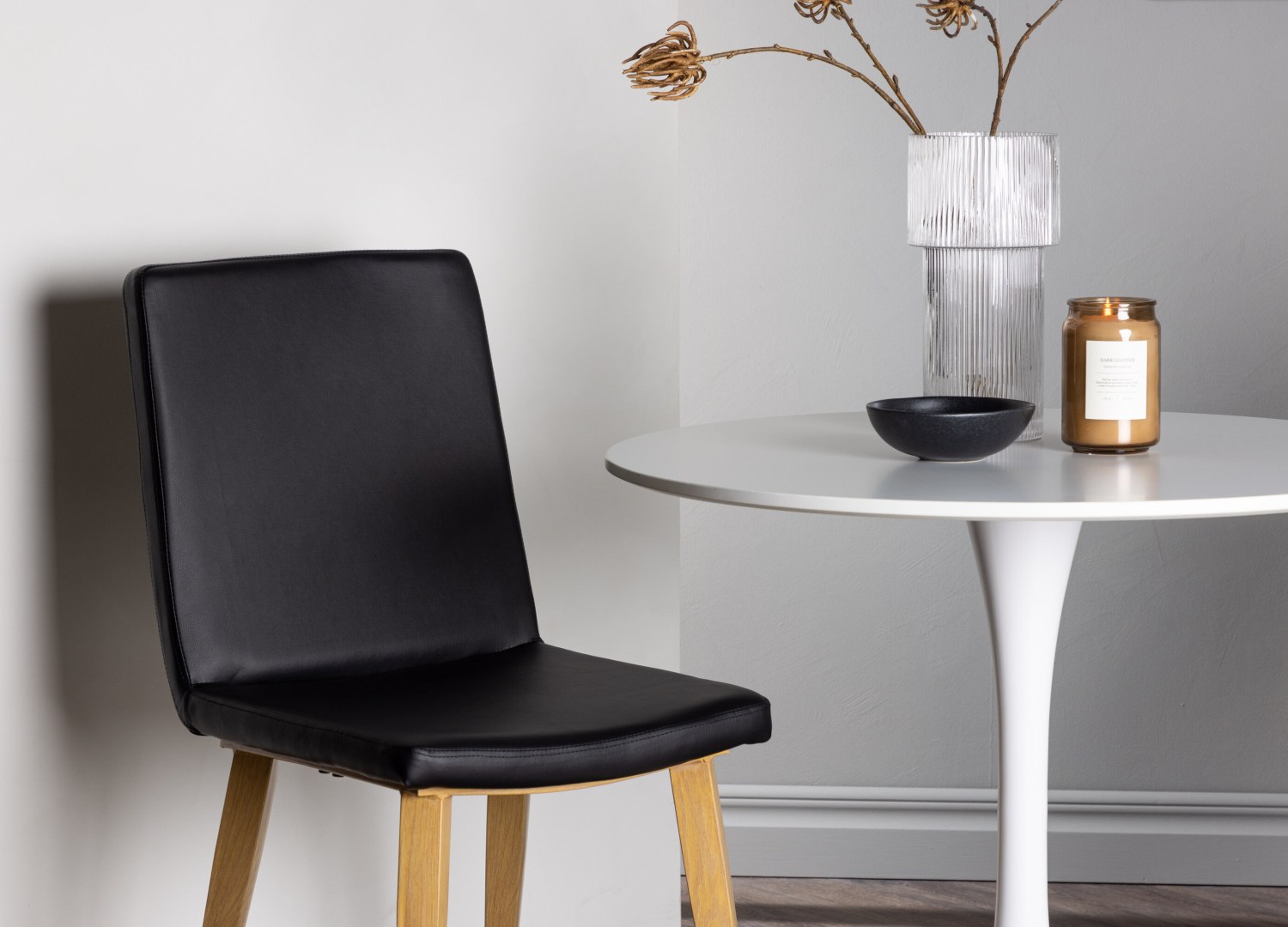 Table ronde Hamden et 2 chaises Today présentées dans un intérieur contemporain