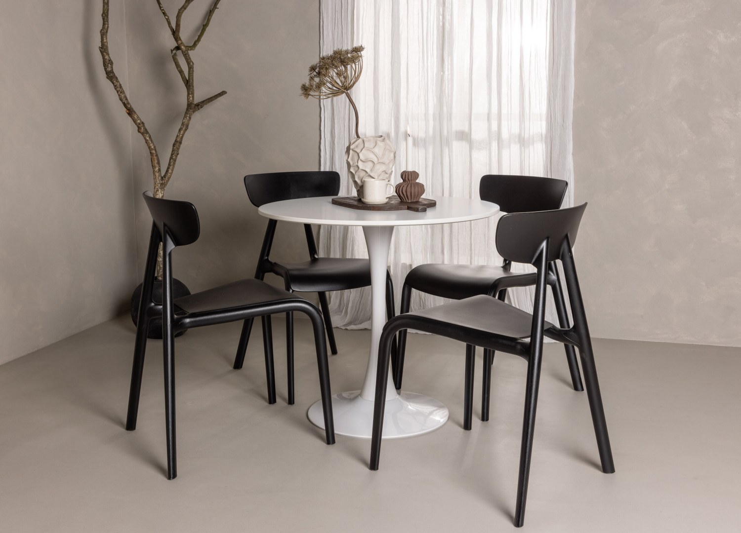 Ensemble table à manger ronde Hamden avec 4 chaises Ursholmen dans une salle à manger