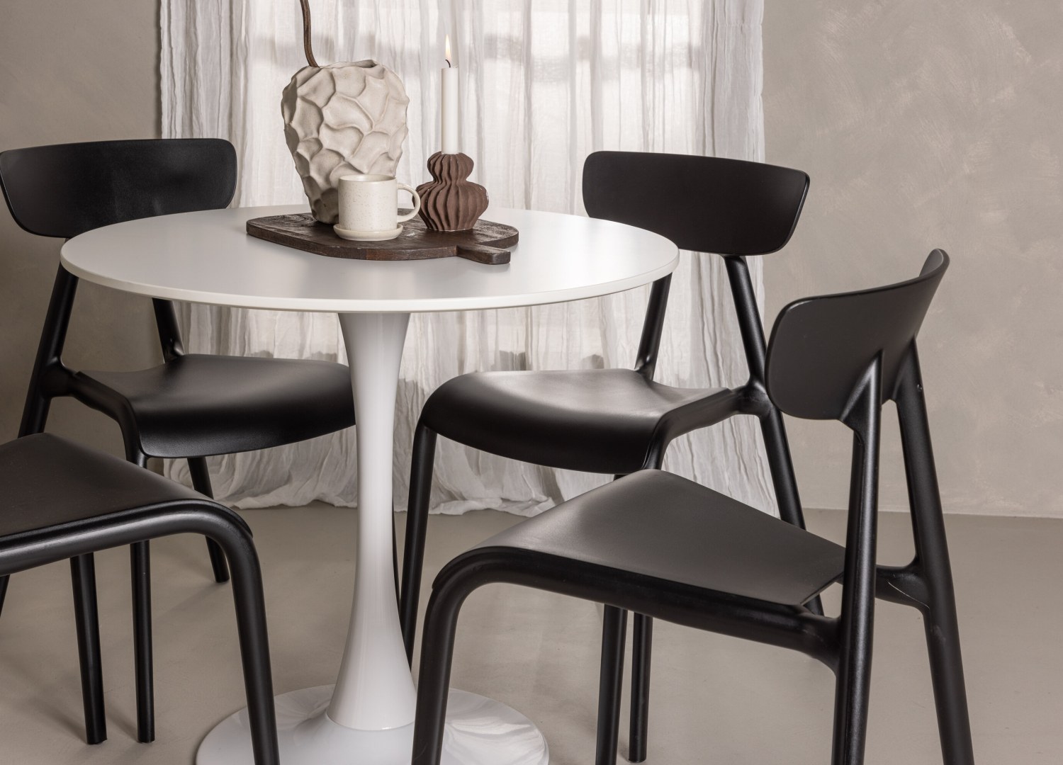Table ronde Hamden et 4 chaises Ursholmen présentées dans un intérieur contemporain