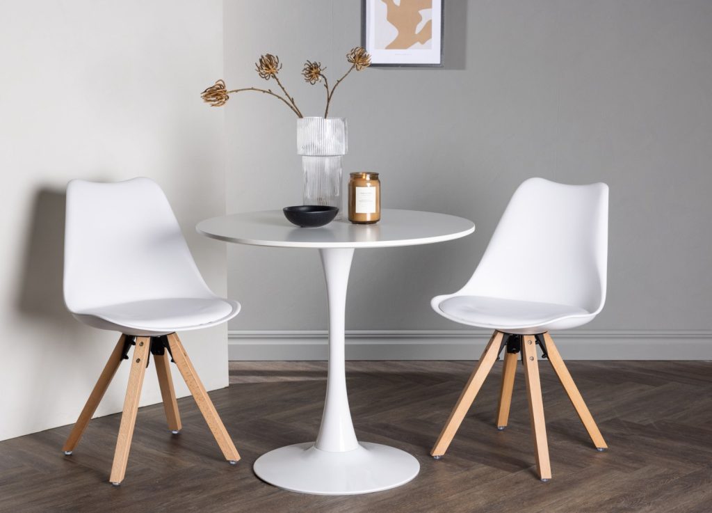 Ensemble table à manger ronde Hamden avec 2 chaises Zeno dans une salle à manger