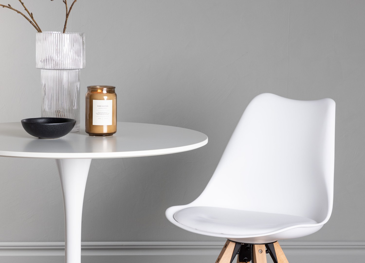 Table ronde Hamden et 2 chaises Zeno présentées dans un intérieur contemporain