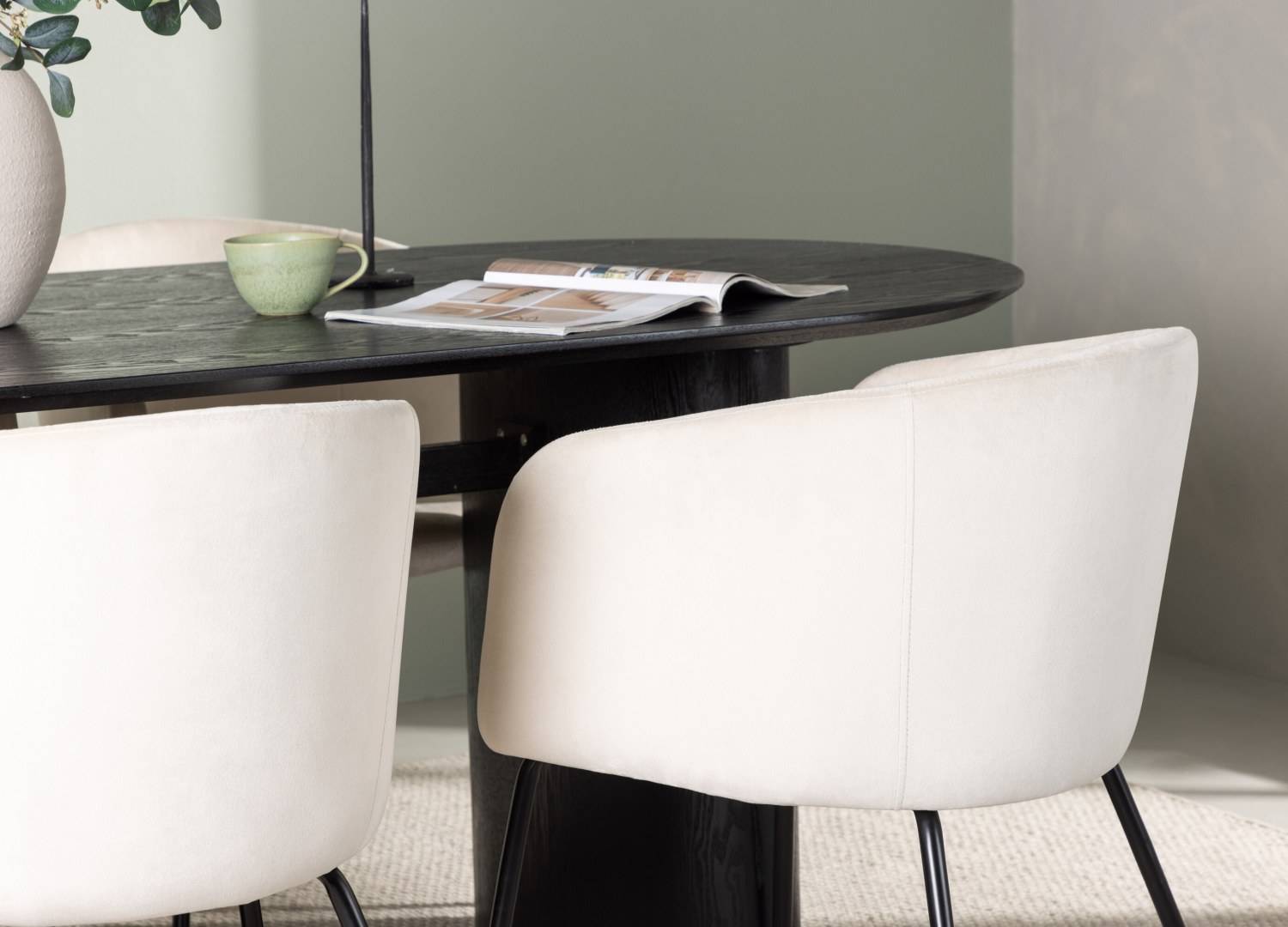 Table ovale Isolde et 4 chaises Berit présentées dans un intérieur contemporain