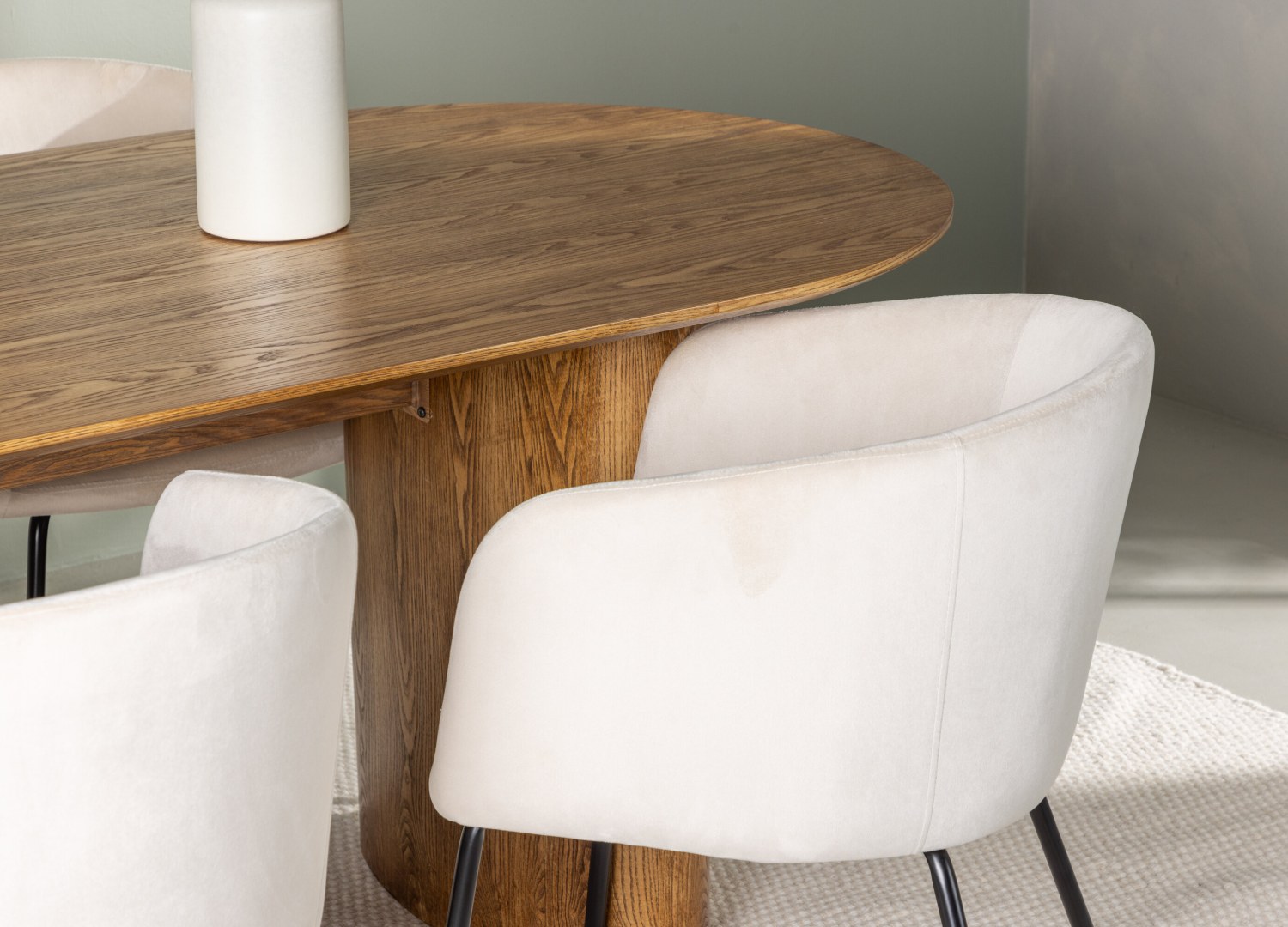 Table ovale Isolde et 4 chaises Berit présentées dans un intérieur contemporain
