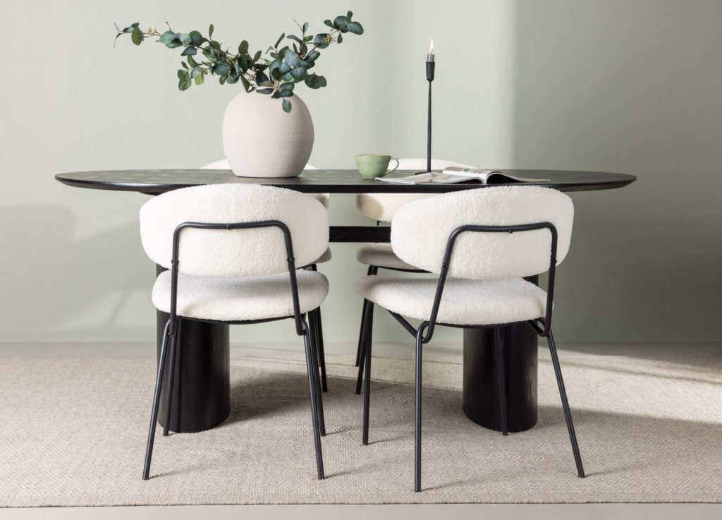 Ensemble table à manger ovale Isolde avec 4 chaises Chico dans une salle à manger