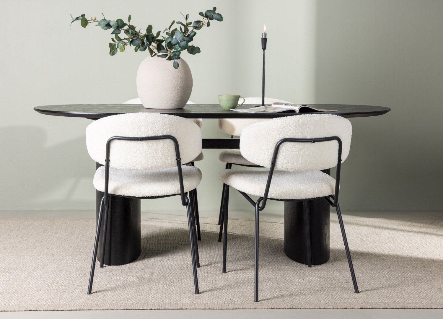 Ensemble table à manger ovale Isolde avec 4 chaises Chico dans une salle à manger