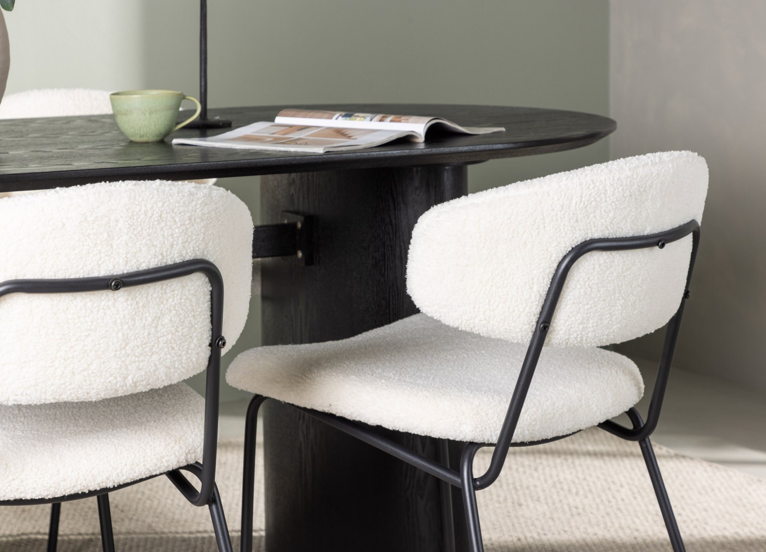 Table ovale Isolde et 4 chaises Chico présentées dans un intérieur contemporain