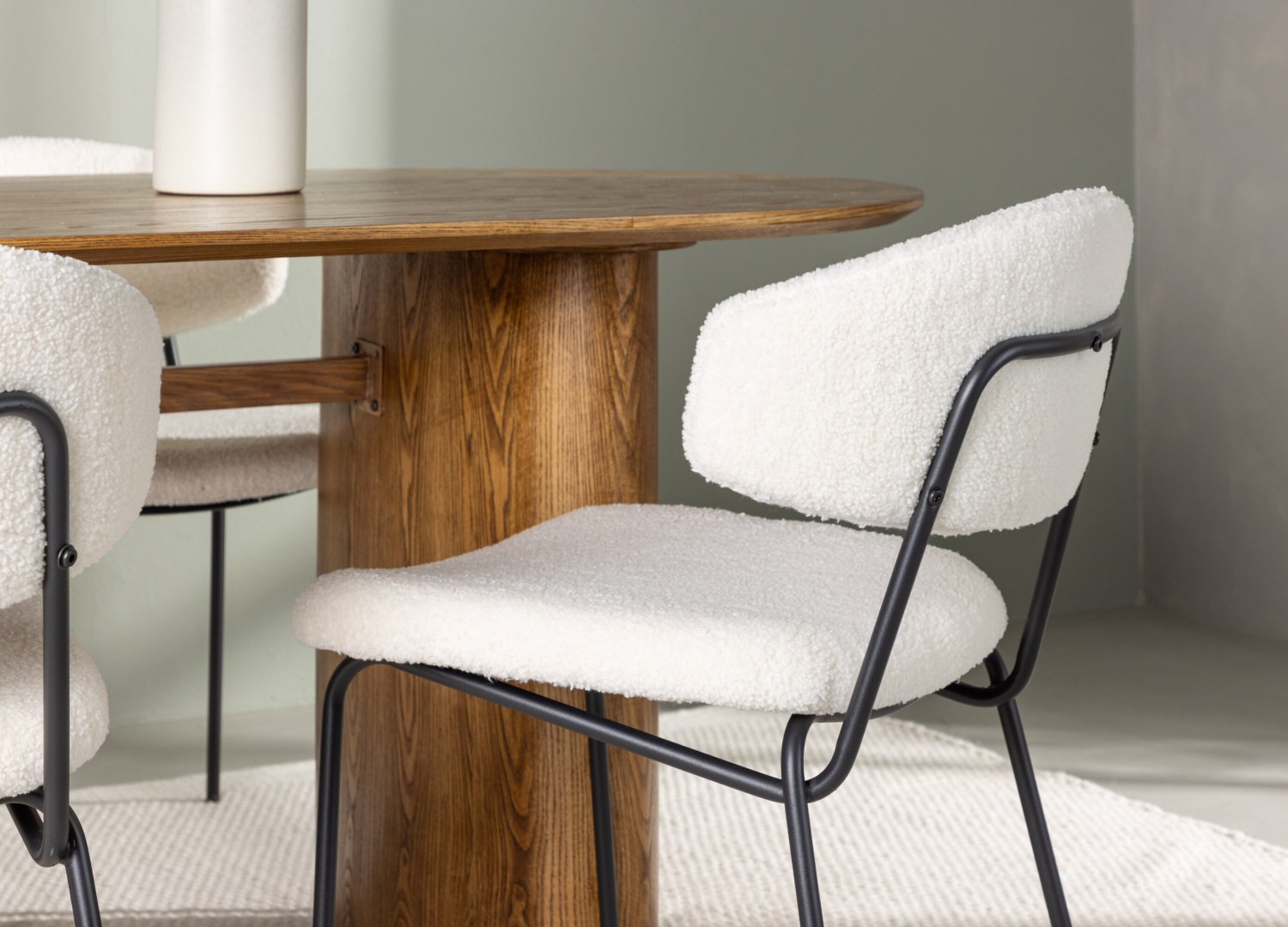 Table ovale Isolde et 4 chaises Chico présentées dans un intérieur contemporain