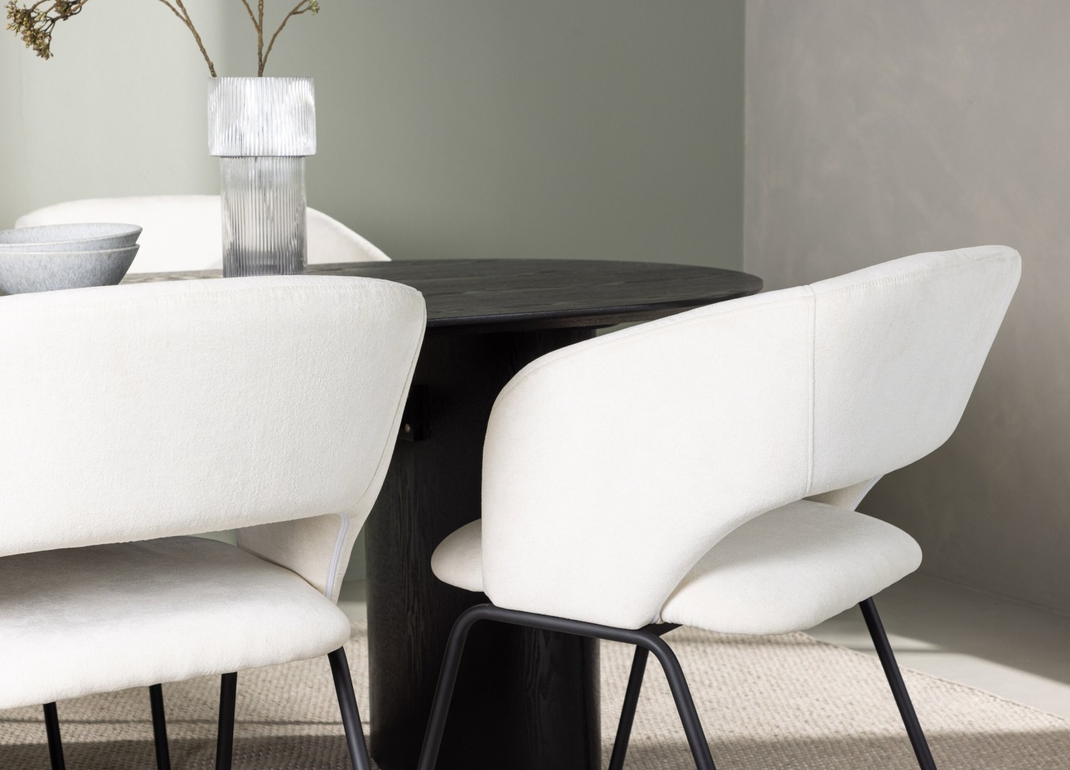 Table ovale Isolde et 4 chaises Day présentées dans un intérieur contemporain