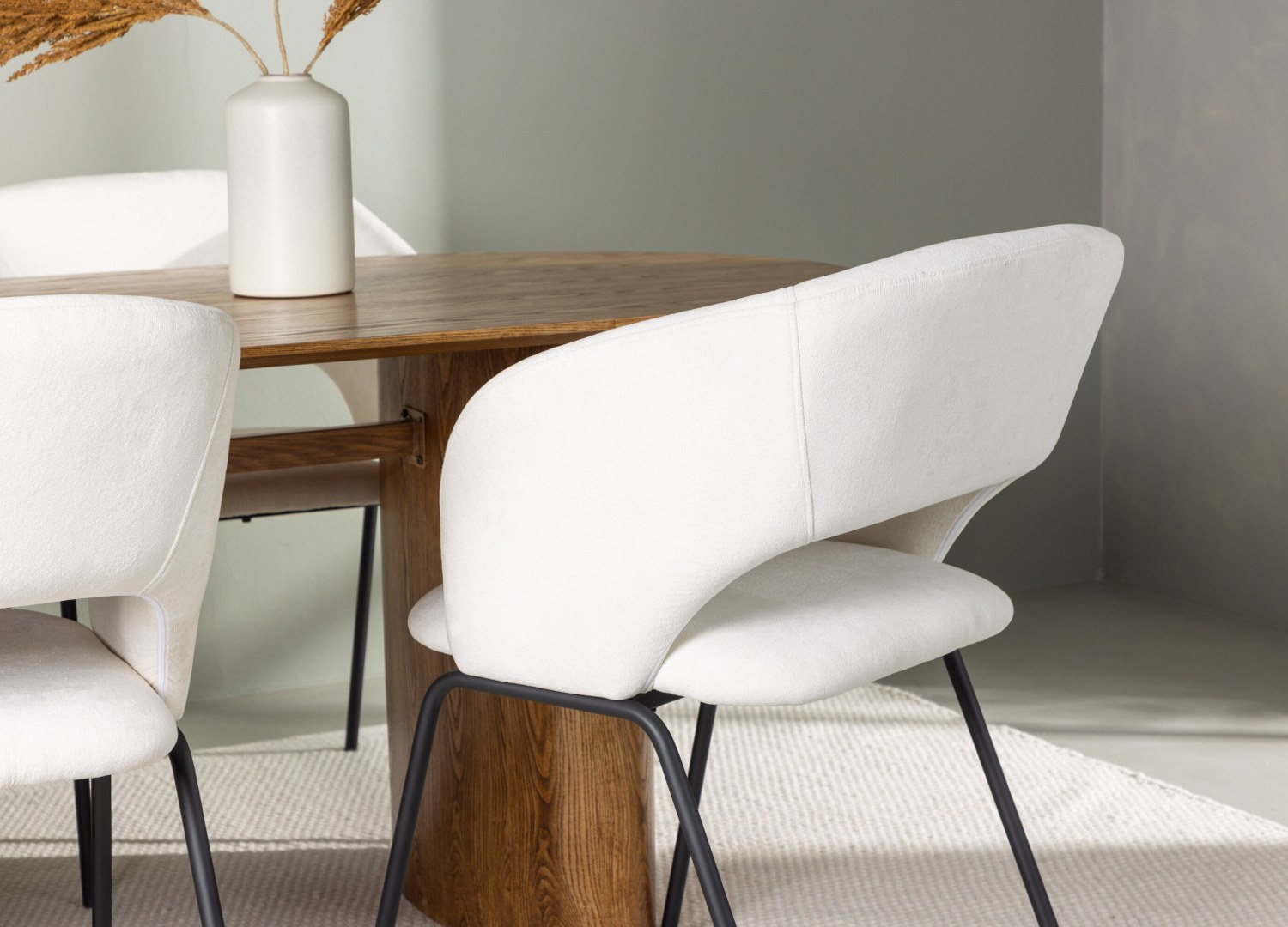 Table ovale Isolde et 4 chaises Day présentées dans un intérieur contemporain