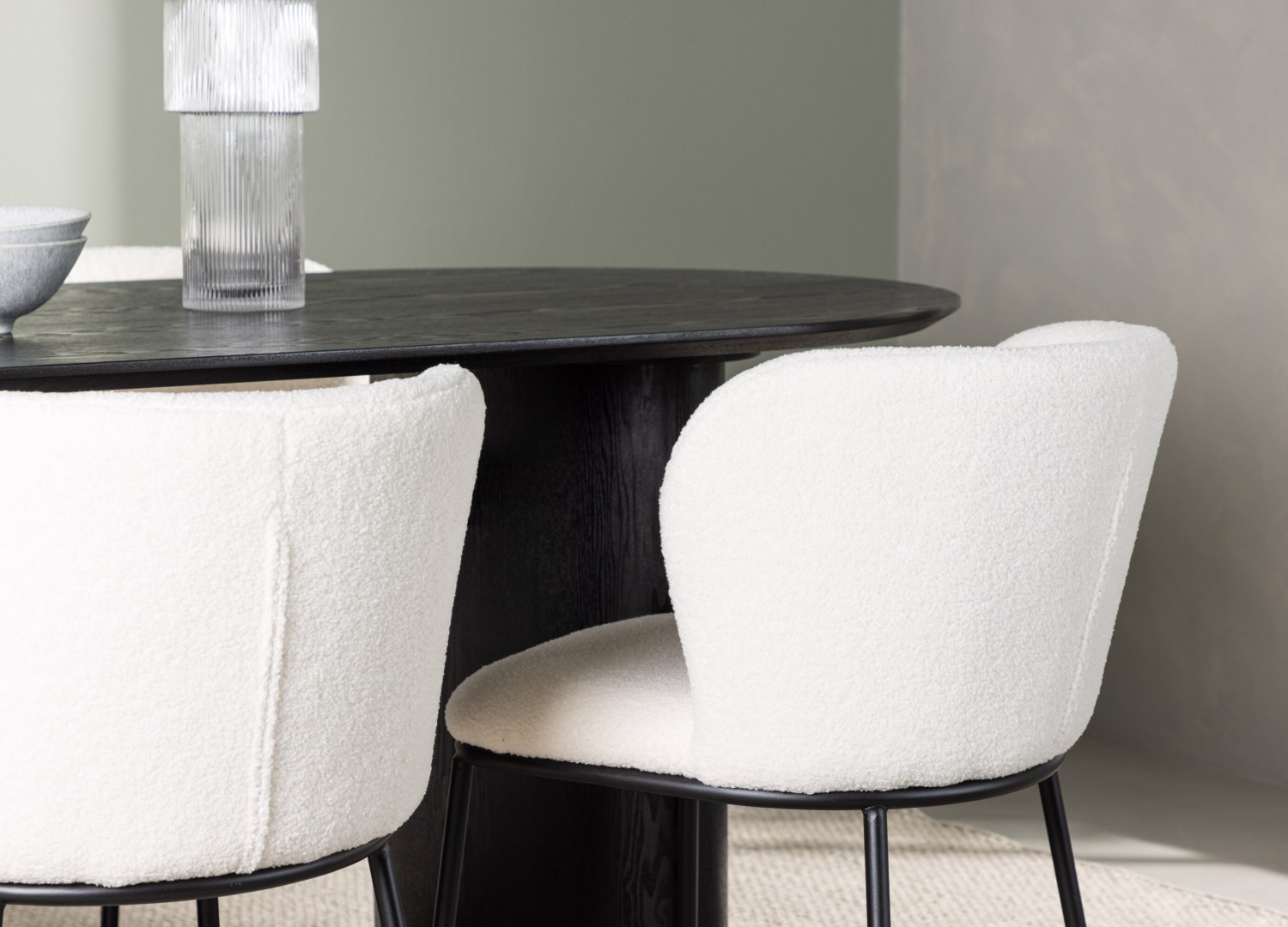 Table ovale Isolde et 4 chaises Edina présentées dans un intérieur contemporain