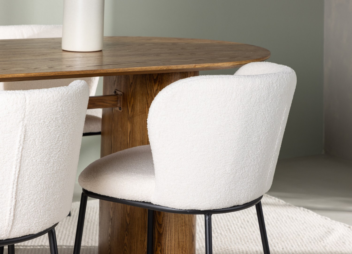 Table ovale Isolde et 4 chaises Edina présentées dans un intérieur contemporain