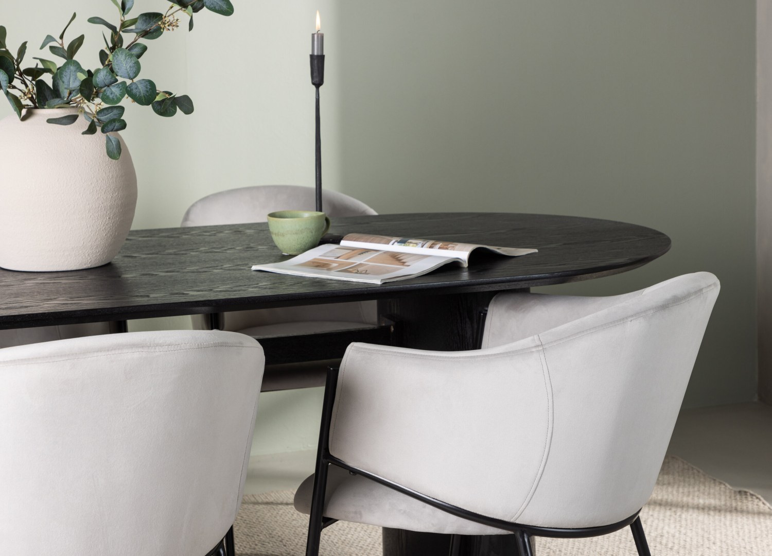 Table ovale Isolde et 4 chaises Evelina présentées dans un intérieur contemporain