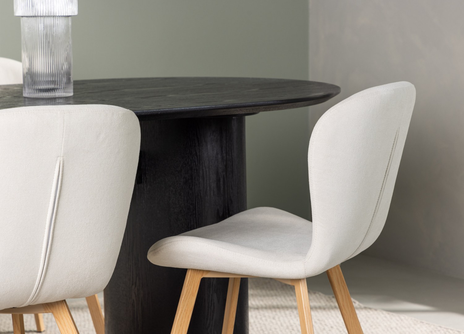 Table ovale Isolde et 4 chaises Lilja présentées dans un intérieur contemporain