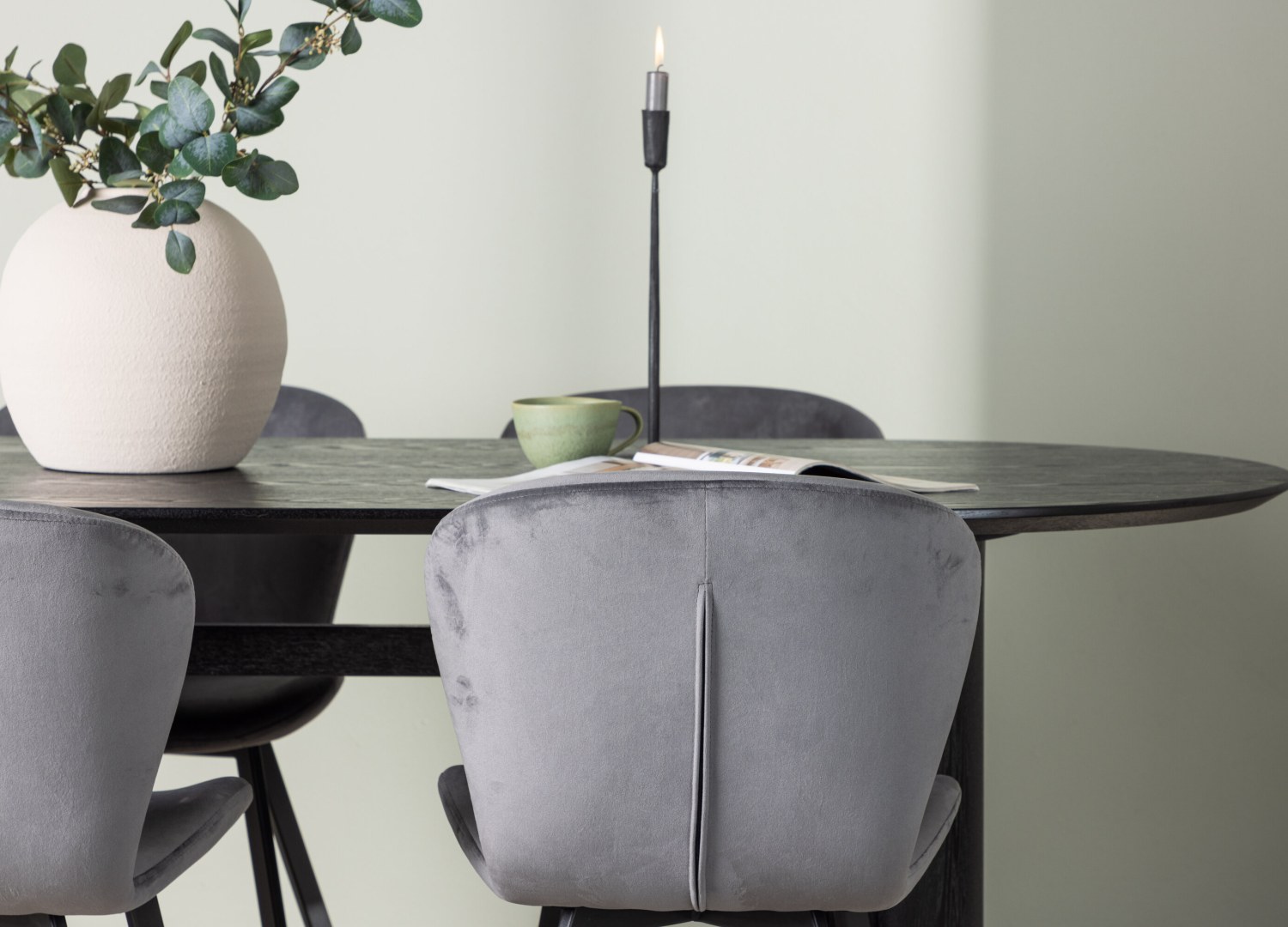Table ovale Isolde et 4 chaises Lilja présentées dans un intérieur contemporain
