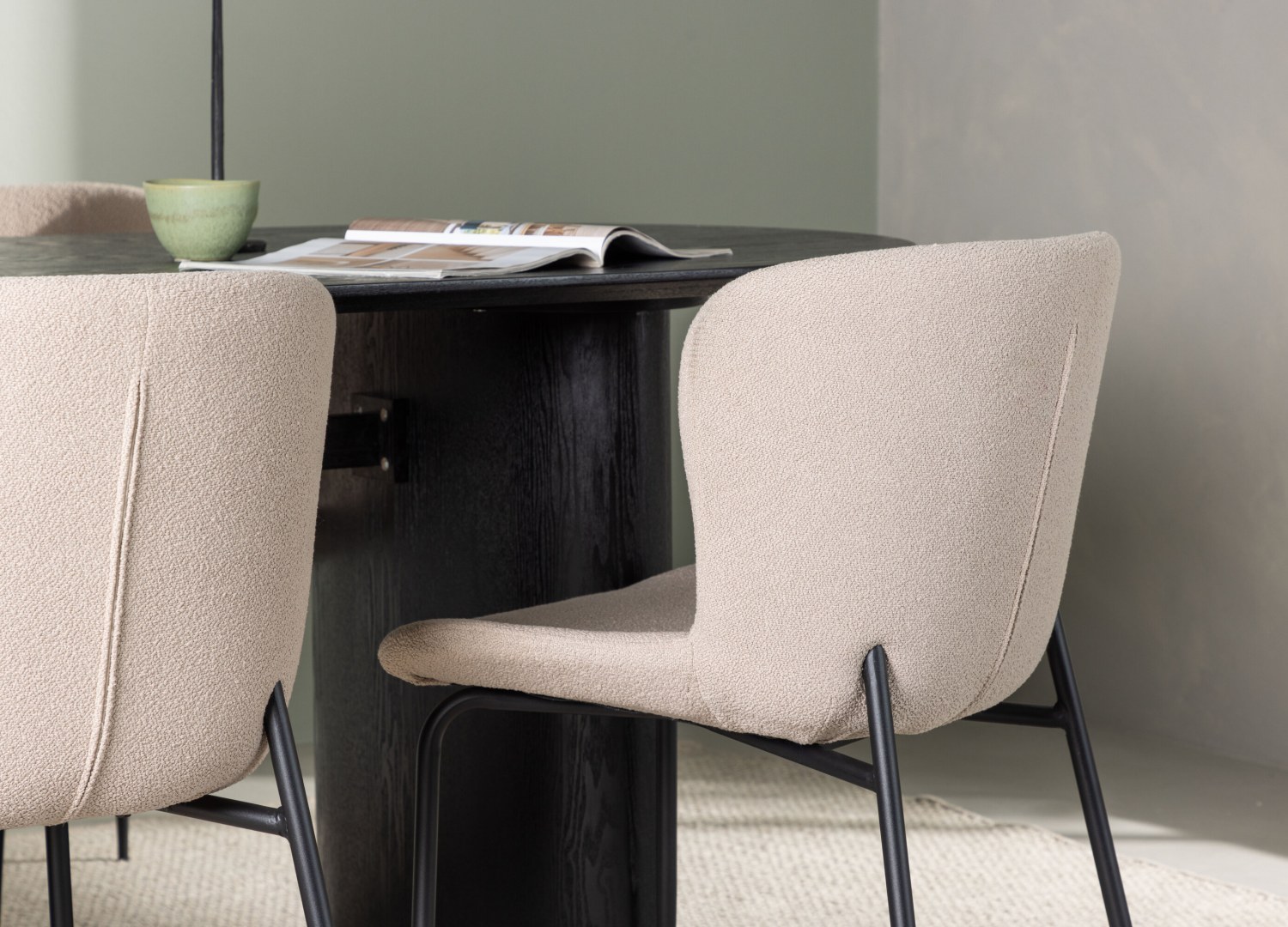 Table ovale Isolde et 4 chaises Modesto présentées dans un intérieur contemporain