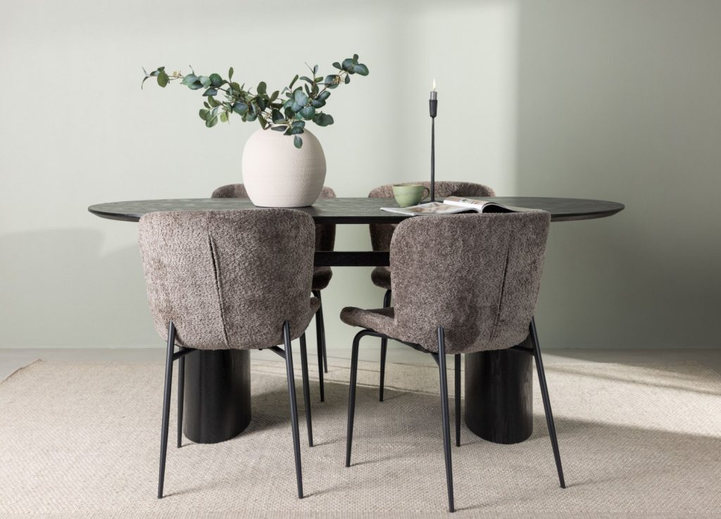 Ensemble table à manger ovale Isolde avec 4 chaises Modesto dans une salle à manger