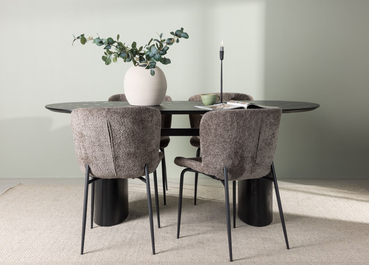 Ensemble table à manger ovale Isolde avec 4 chaises Modesto dans une salle à manger