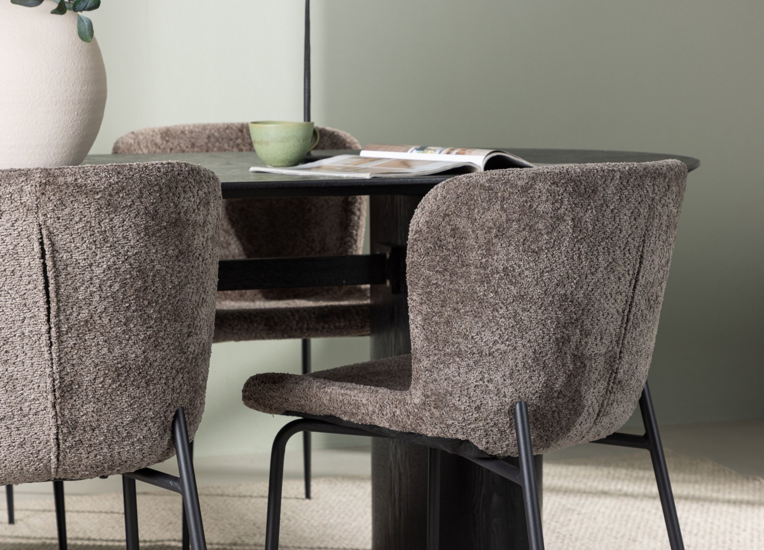 Table ovale Isolde et 4 chaises Modesto présentées dans un intérieur contemporain