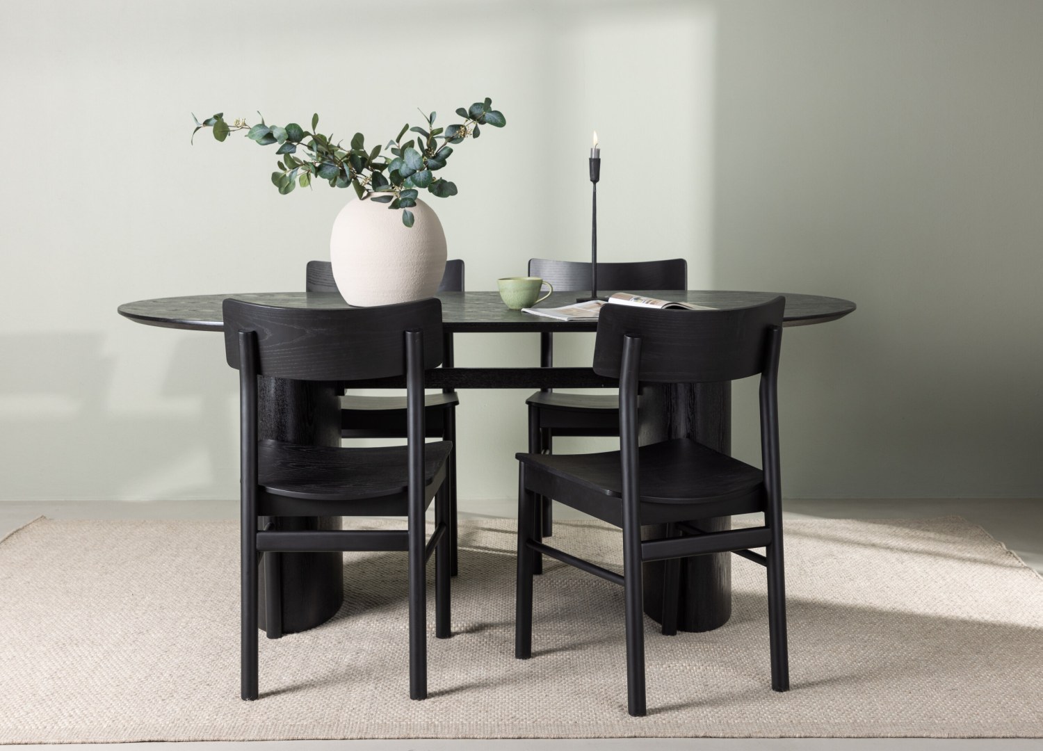 Ensemble table à manger ovale Isolde avec 4 chaises Montros dans une salle à manger
