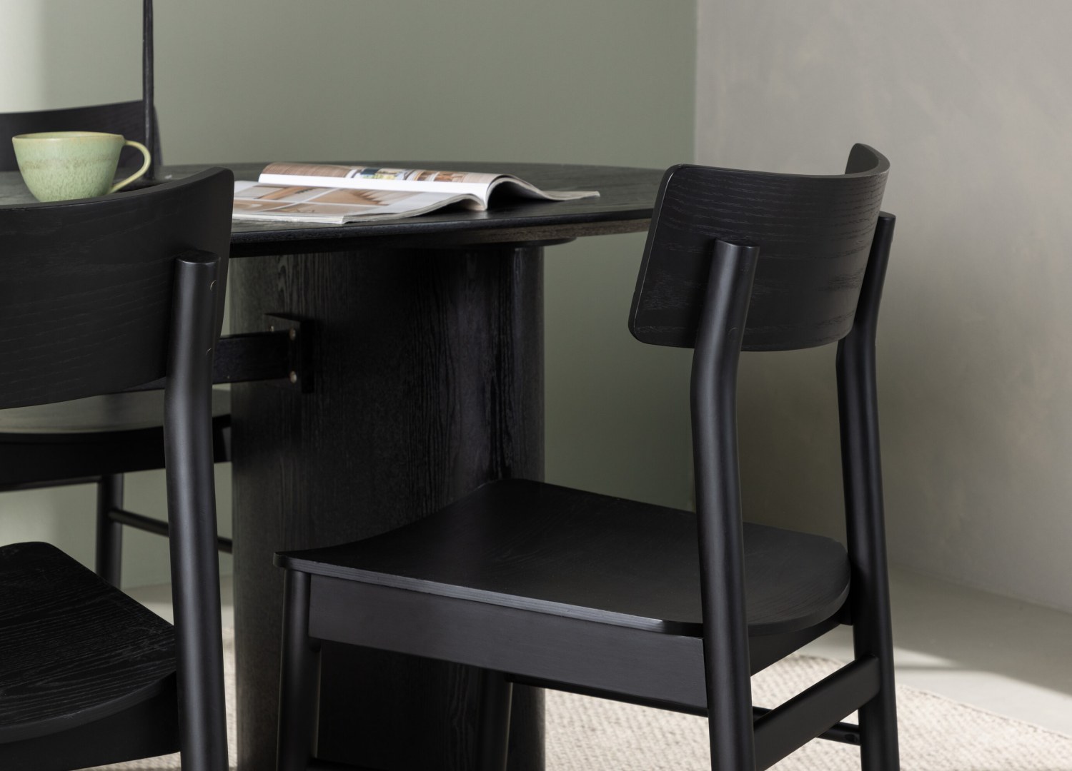 Table ovale Isolde et 4 chaises Montros présentées dans un intérieur contemporain