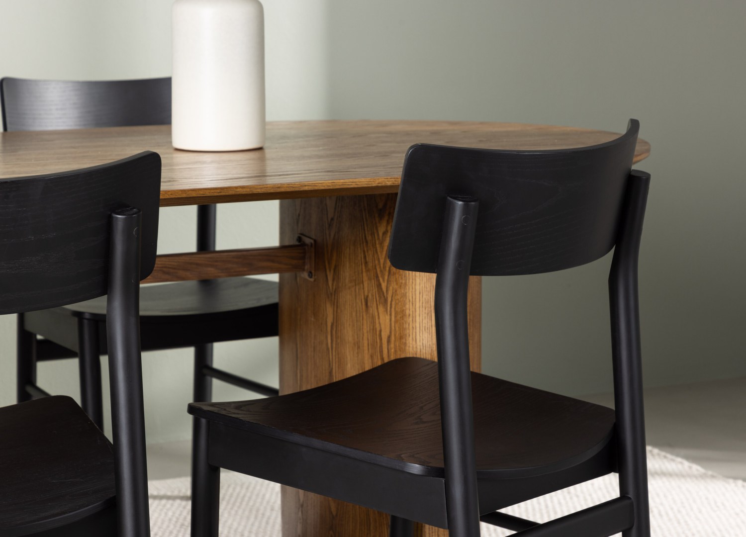 Table ovale Isolde et 4 chaises Montros présentées dans un intérieur contemporain