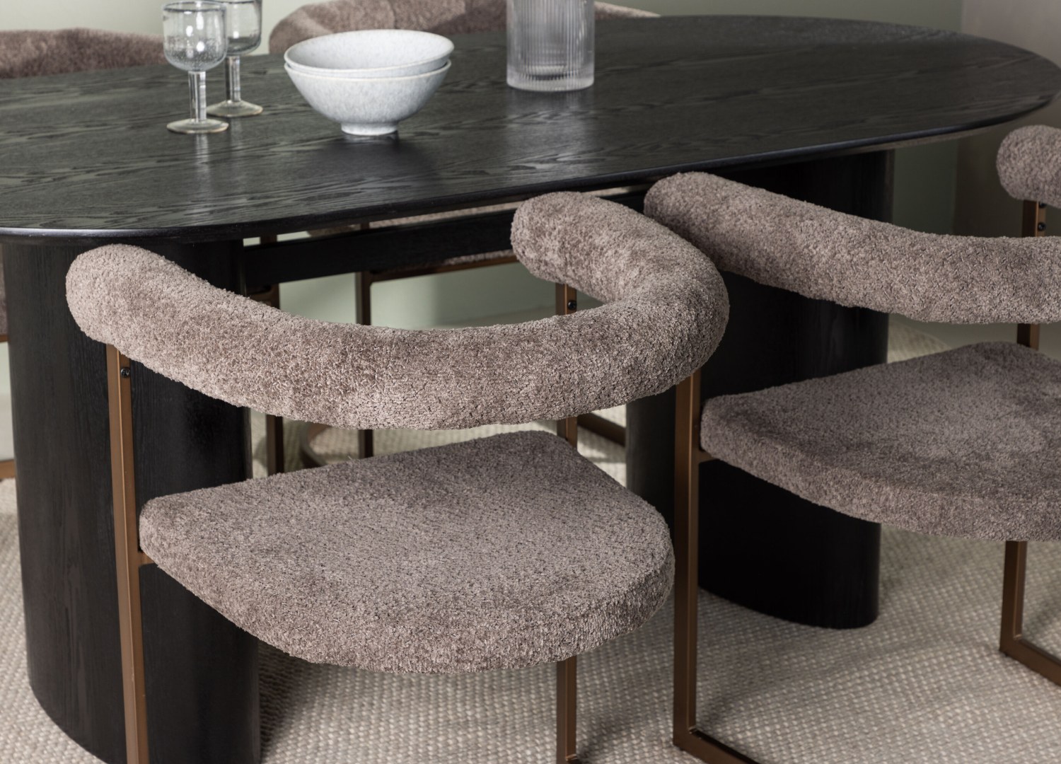 Table ovale Isolde et 4 chaises Morning présentées dans un intérieur contemporain