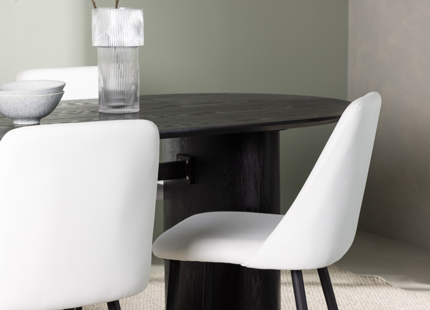 Table ovale Isolde et 4 chaises Night présentées dans un intérieur contemporain